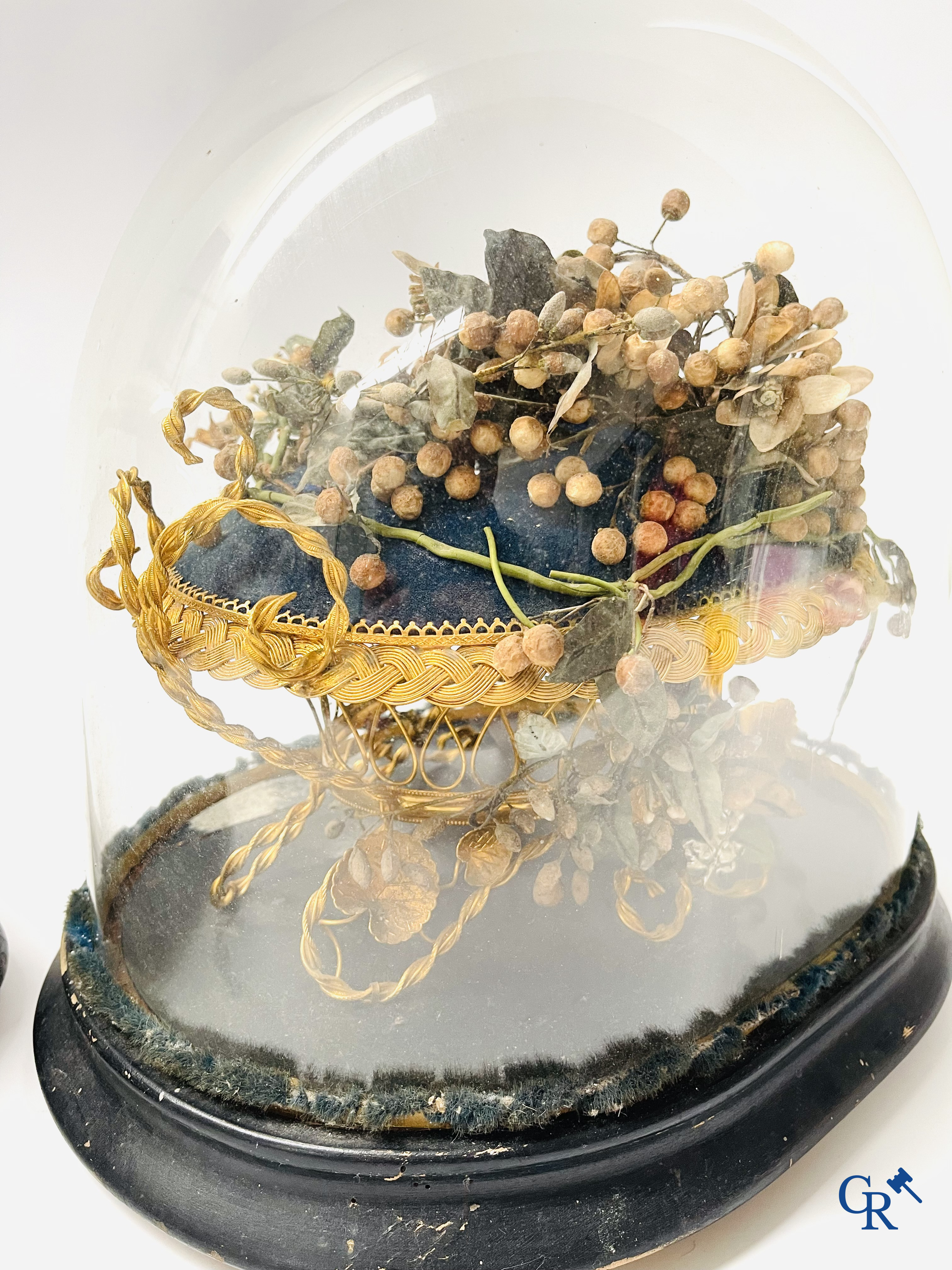 2 glass domes with a bridal bouquet on a cushion with a foot in gilded metal and a foot in Paris porcelain.