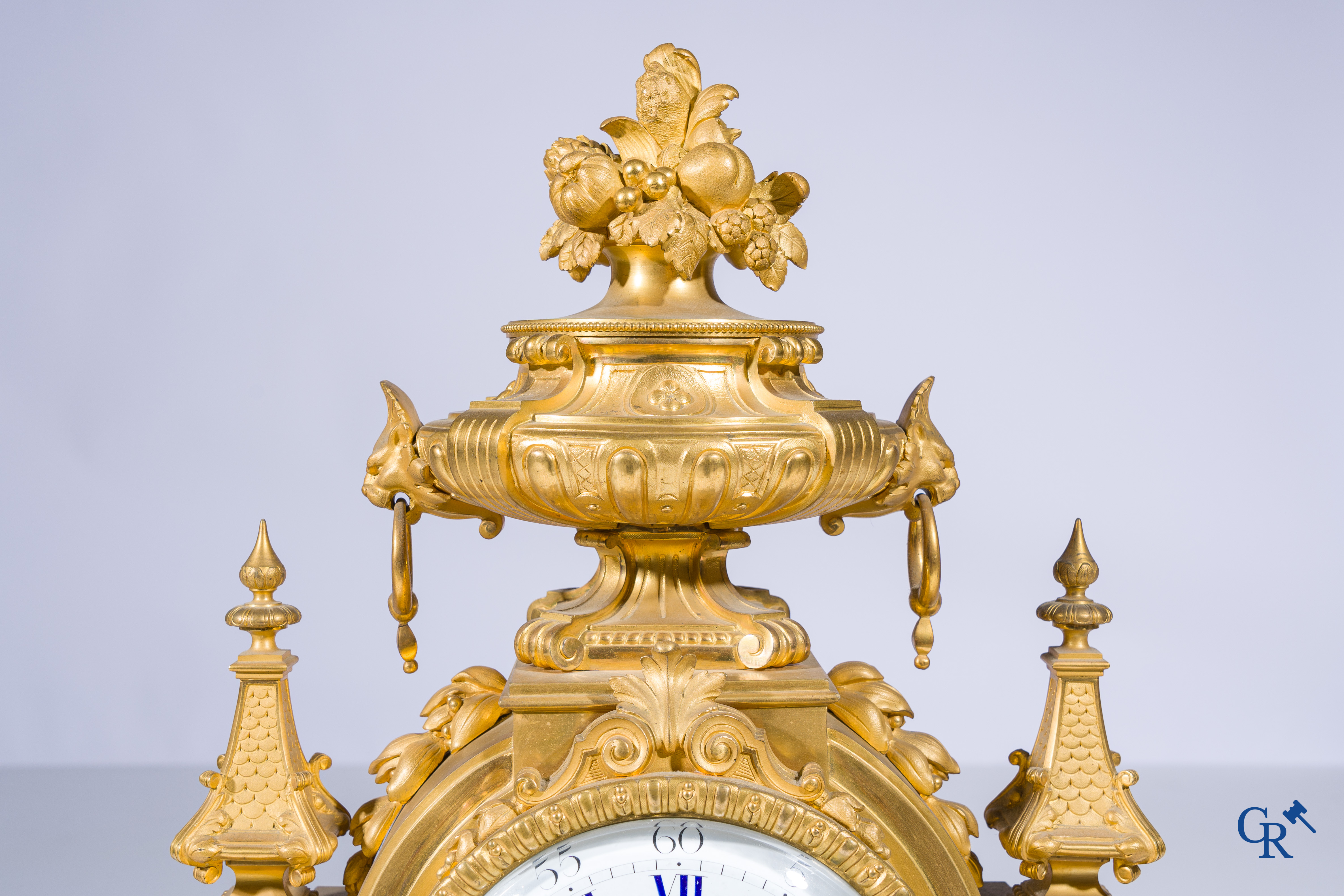 Charpentier & Cie, een imposante 3-delige schouwgarnituur in LXVI-stijl. Napoleon III-periode.