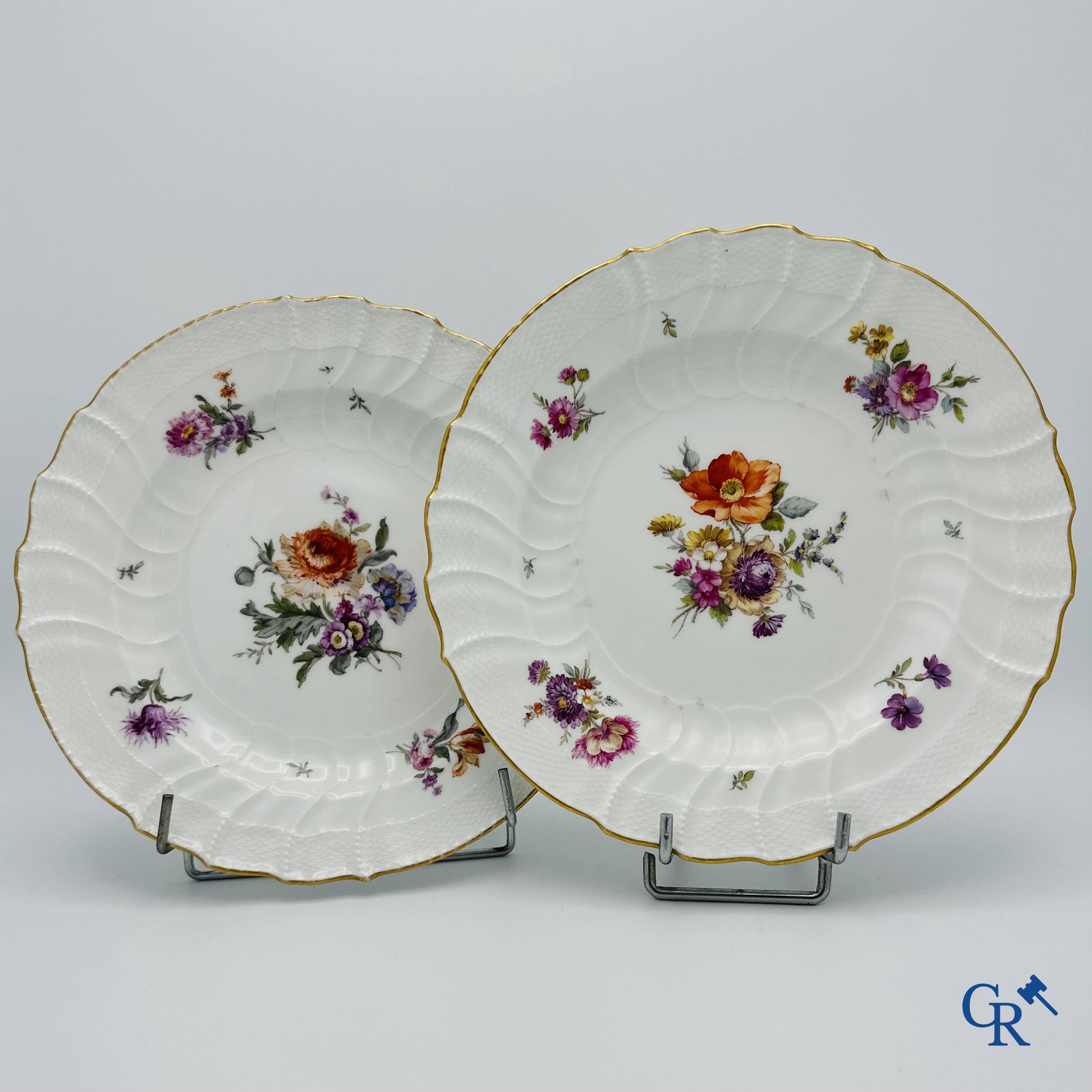 KPM: Manufacture Royale de Porcelaine de Berlin. Paire d'assiettes en porcelaine finement peinte.