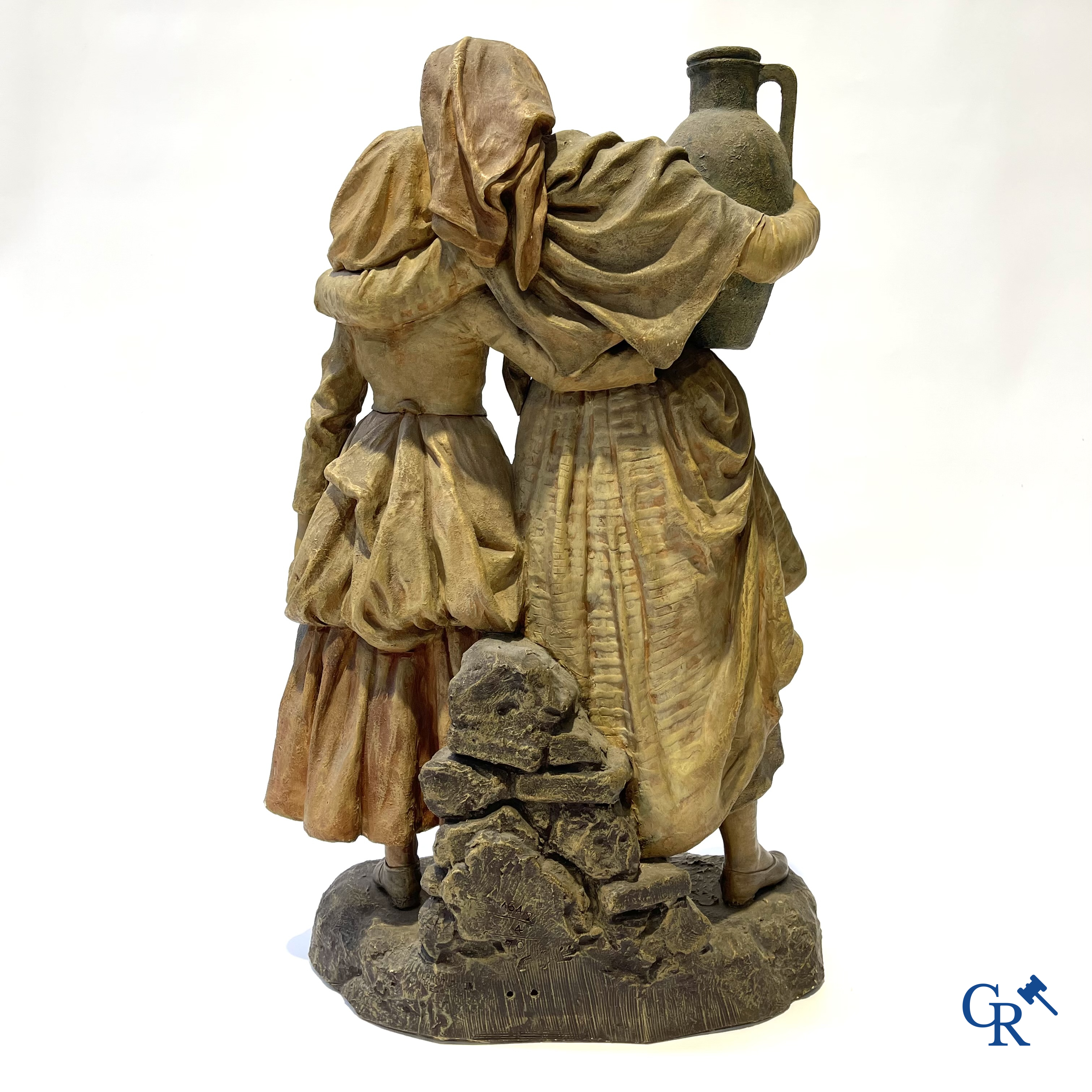 Friedrich Goldscheider Wien. Groot terra cotta beeld, de waterdraagsters. Gesigneerd G. Tole, circa 1910.