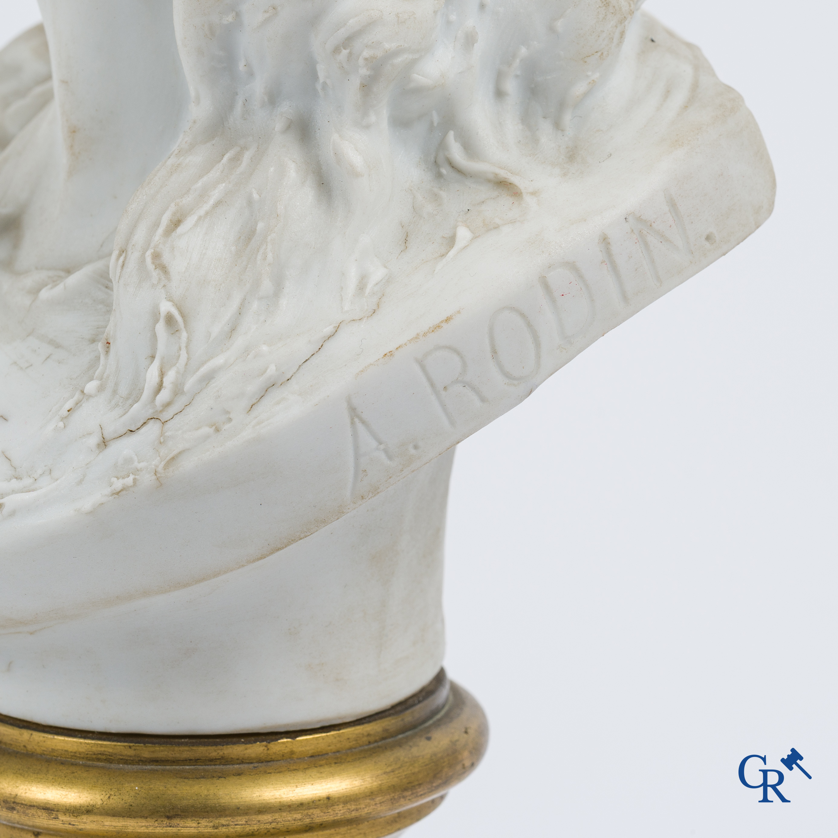 Auguste Rodin (1840-1917) Buste van Suzon. Witte biscuit op sokkel in marmer en brons. Reductie n°3. Gesign. A. Rodin.