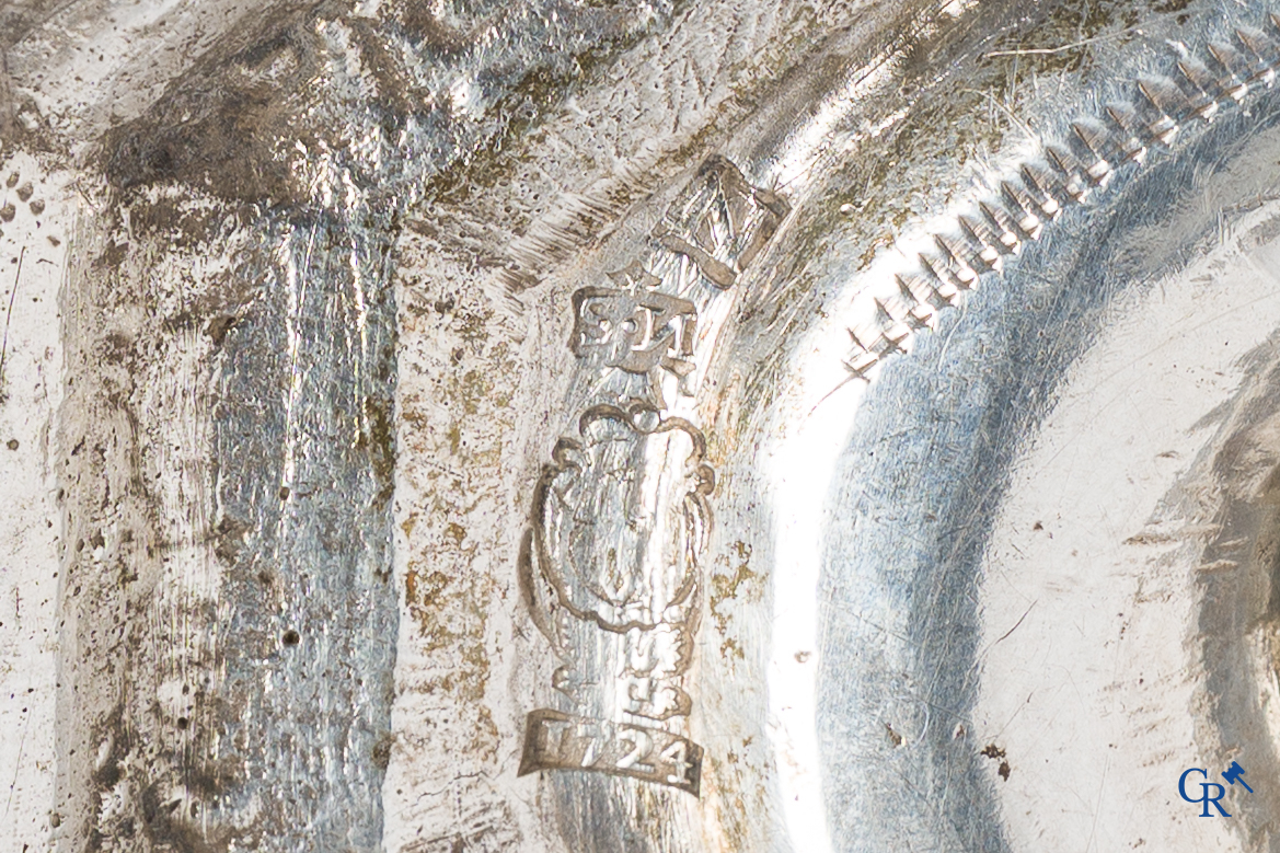 Paar kandelaars in zilver met wapenschilden. Luik, Adelaar met jaartal 1724. Jaarletter N (1 juli 1736-30 juni 1737).