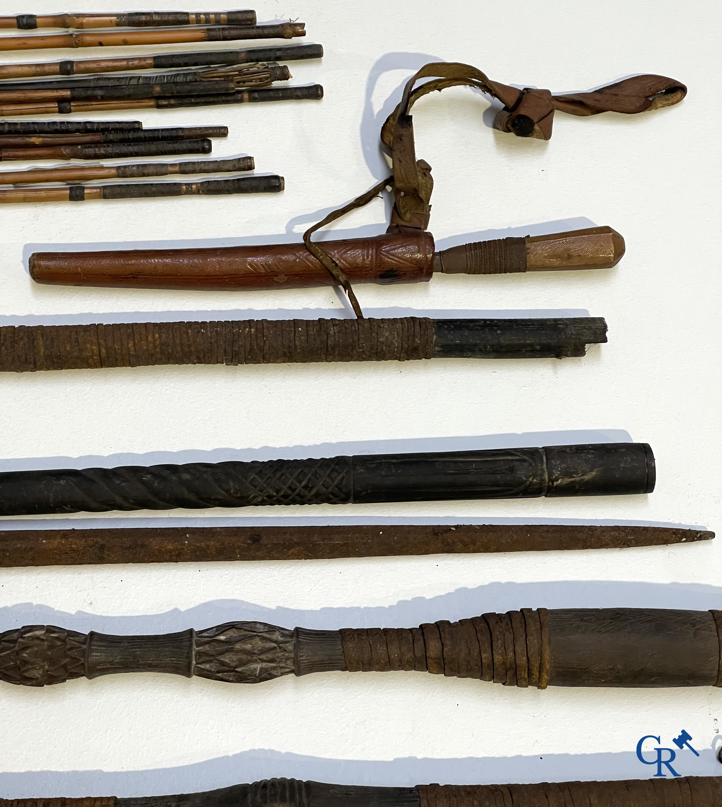 Tribale kunst. Een interessant lot met Afrikaanse wapens, een foto en 2 postkaarten. Messen, dolken, speren en pijlen.