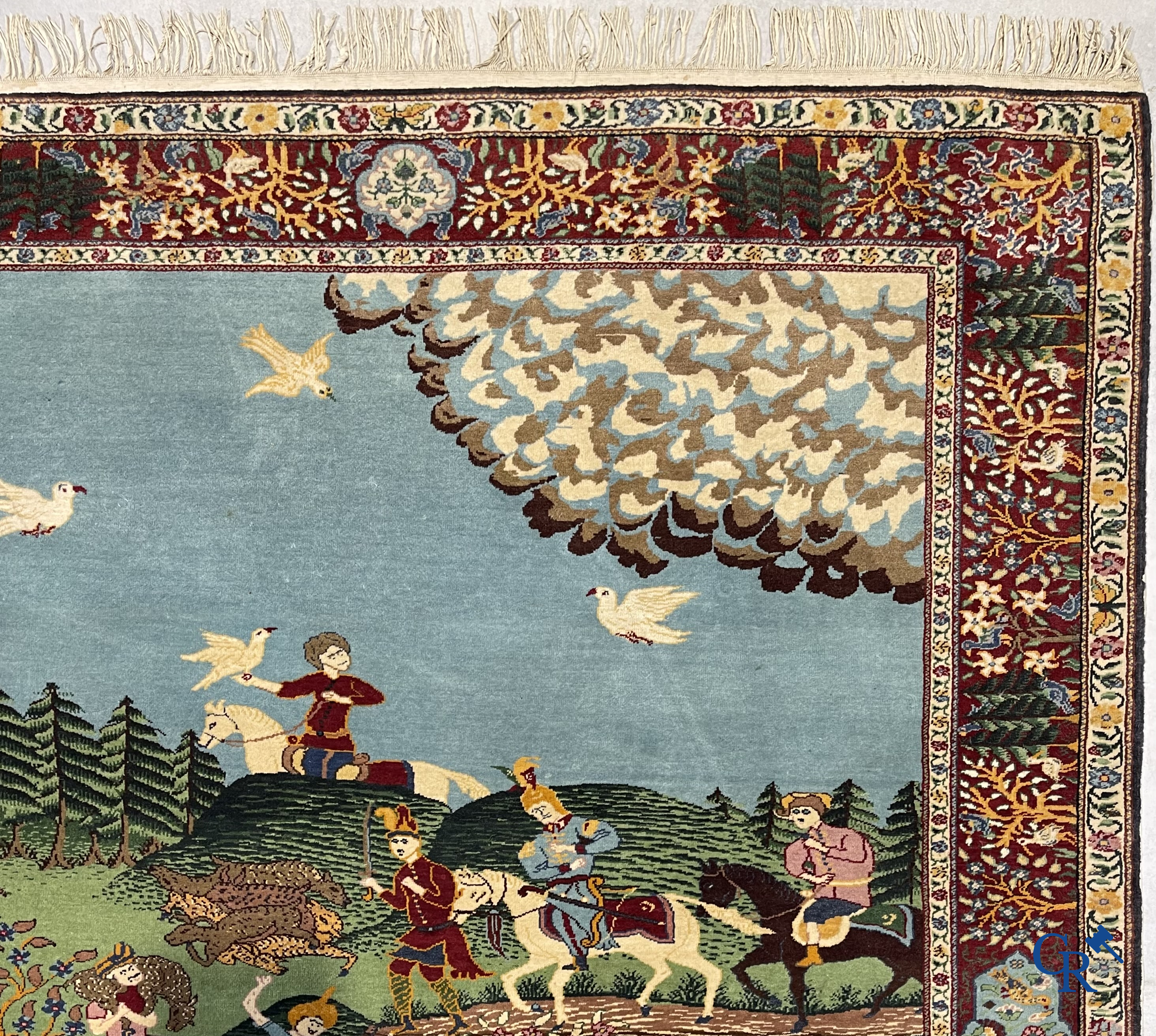 Oosterse tapijten. Ghoum. Een groot handgeknoopt tapijt met jachttaferelen.