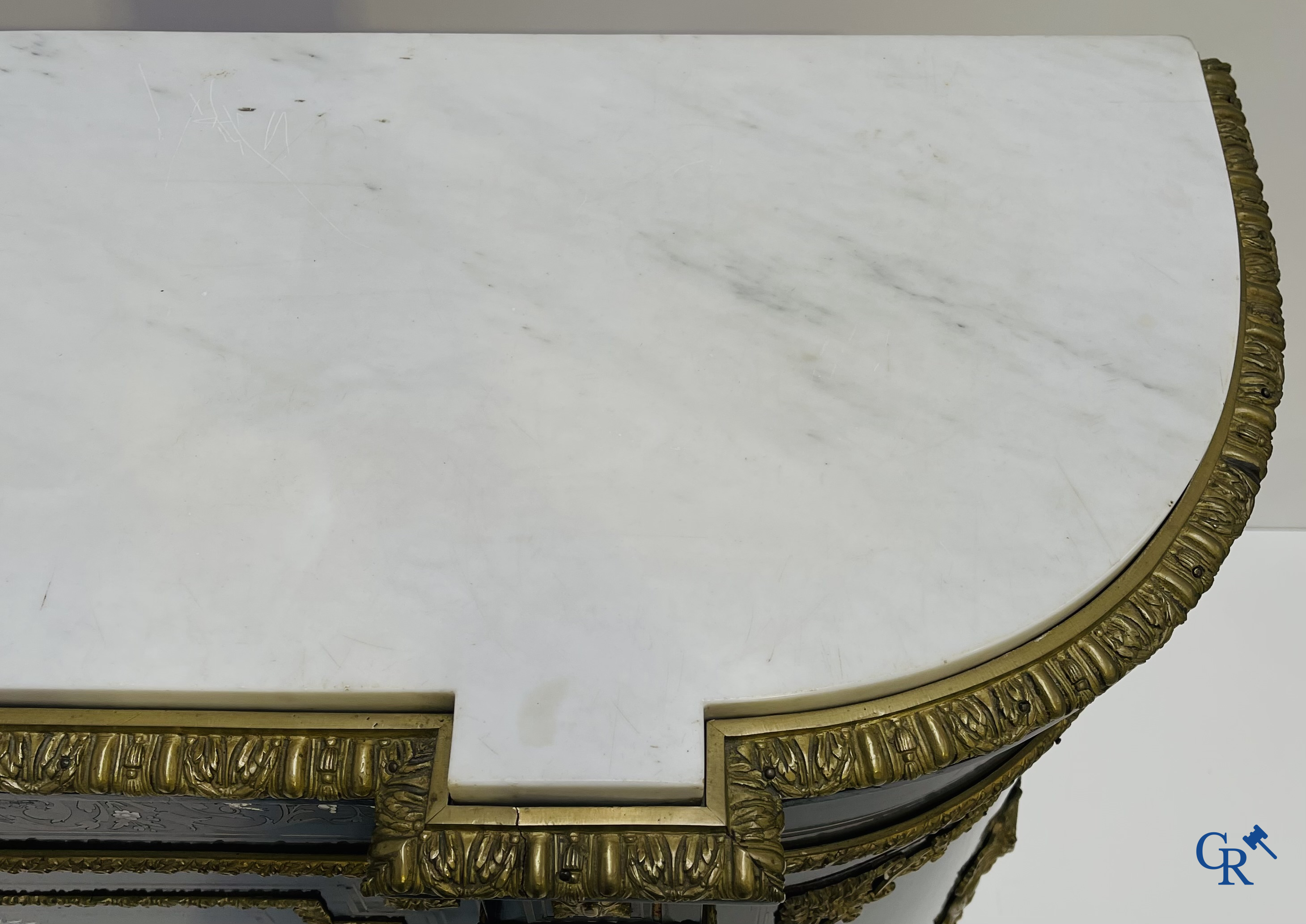 Napoleon III meubel in zwartgelakt hout en bronsbeslag. Marquetterie in de stijl van Boulle en parelmoer inlegwerk.