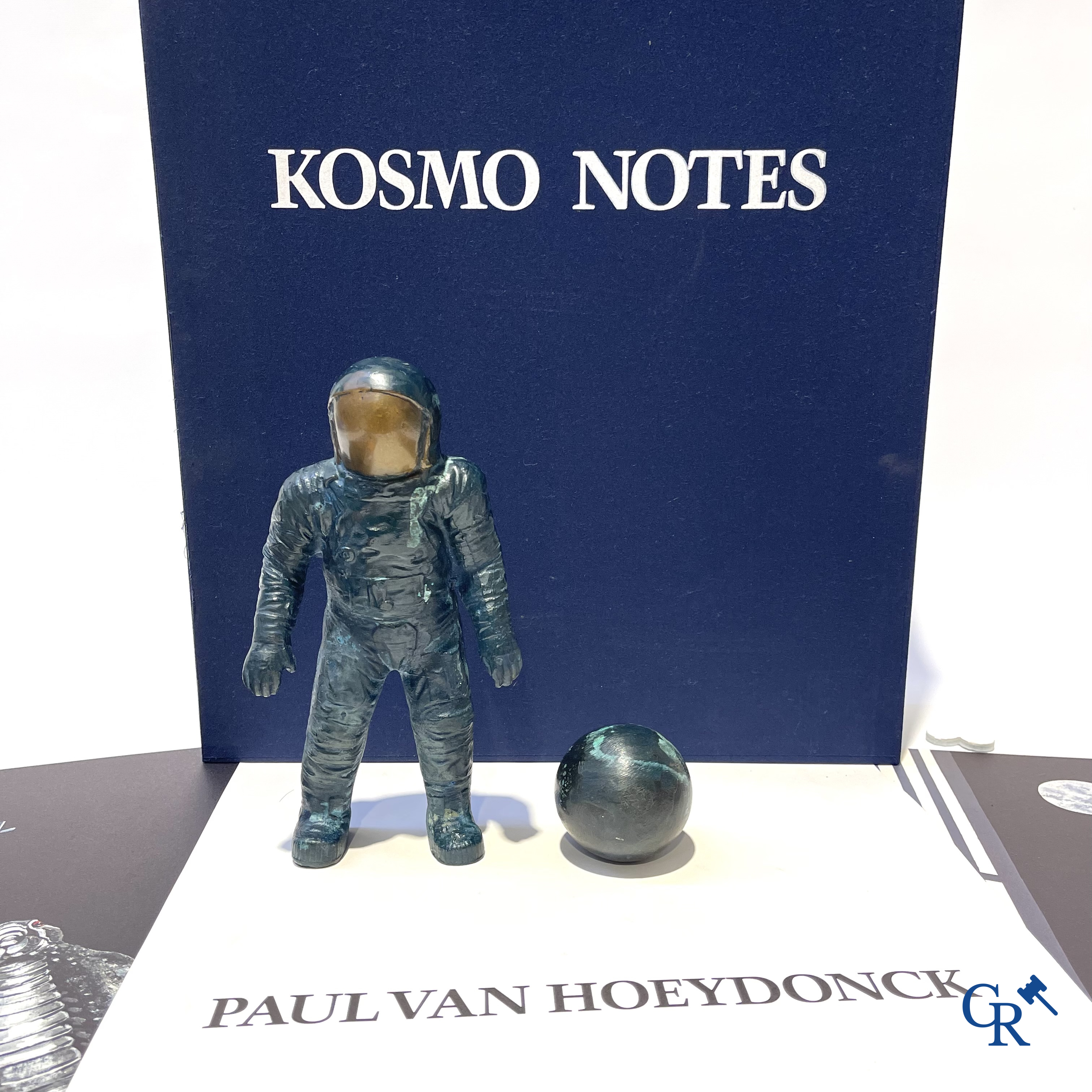 Paul Van Hoeydonck, Kosmo Notes. Bronzen sculptuur gesigneerd en genummerd 9/35 in originele doos met map Arte Press.