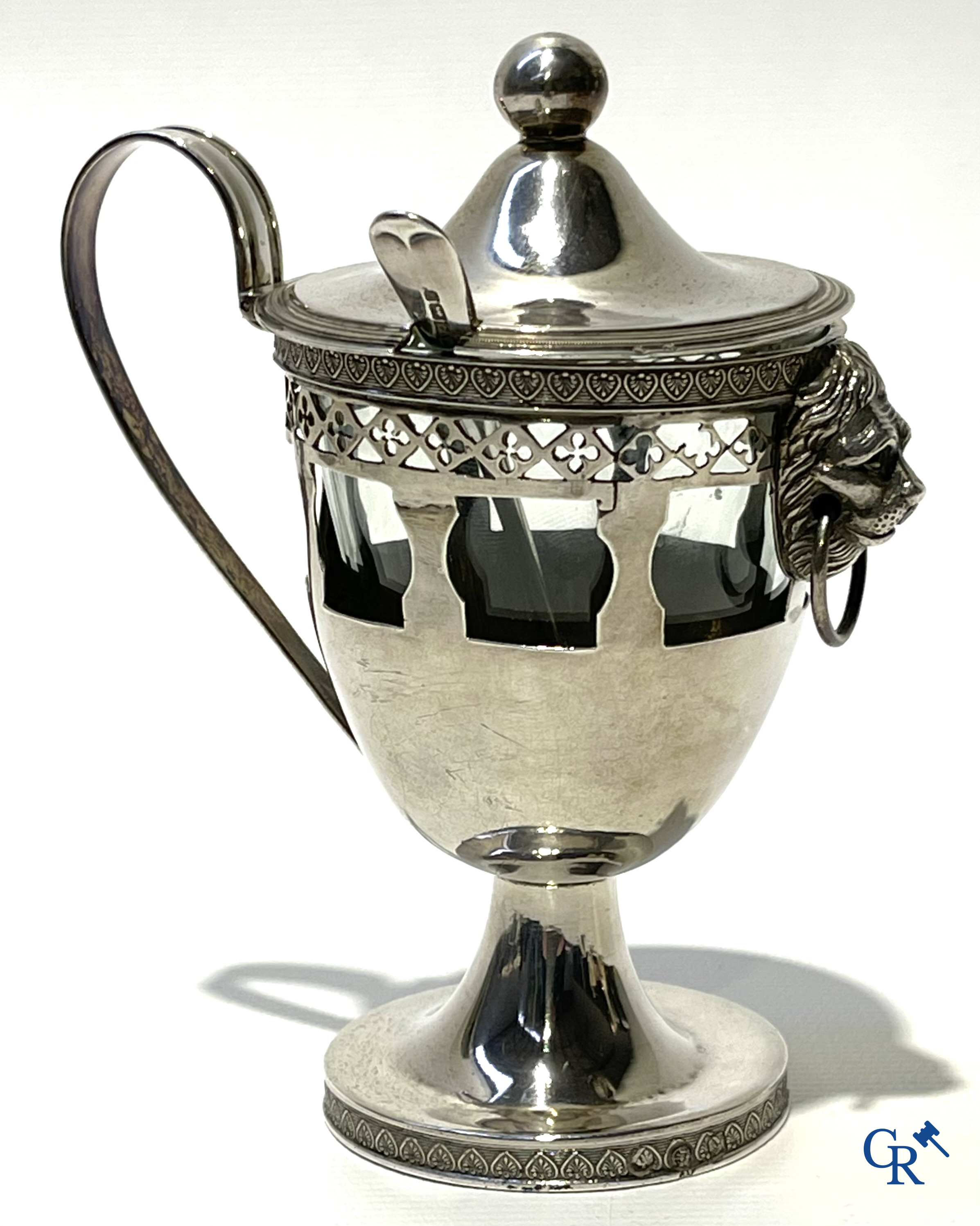 Zilver. 6 vormstukken in zilver, voornamelijk Sterling en een 18e eeuws mes in zilver.