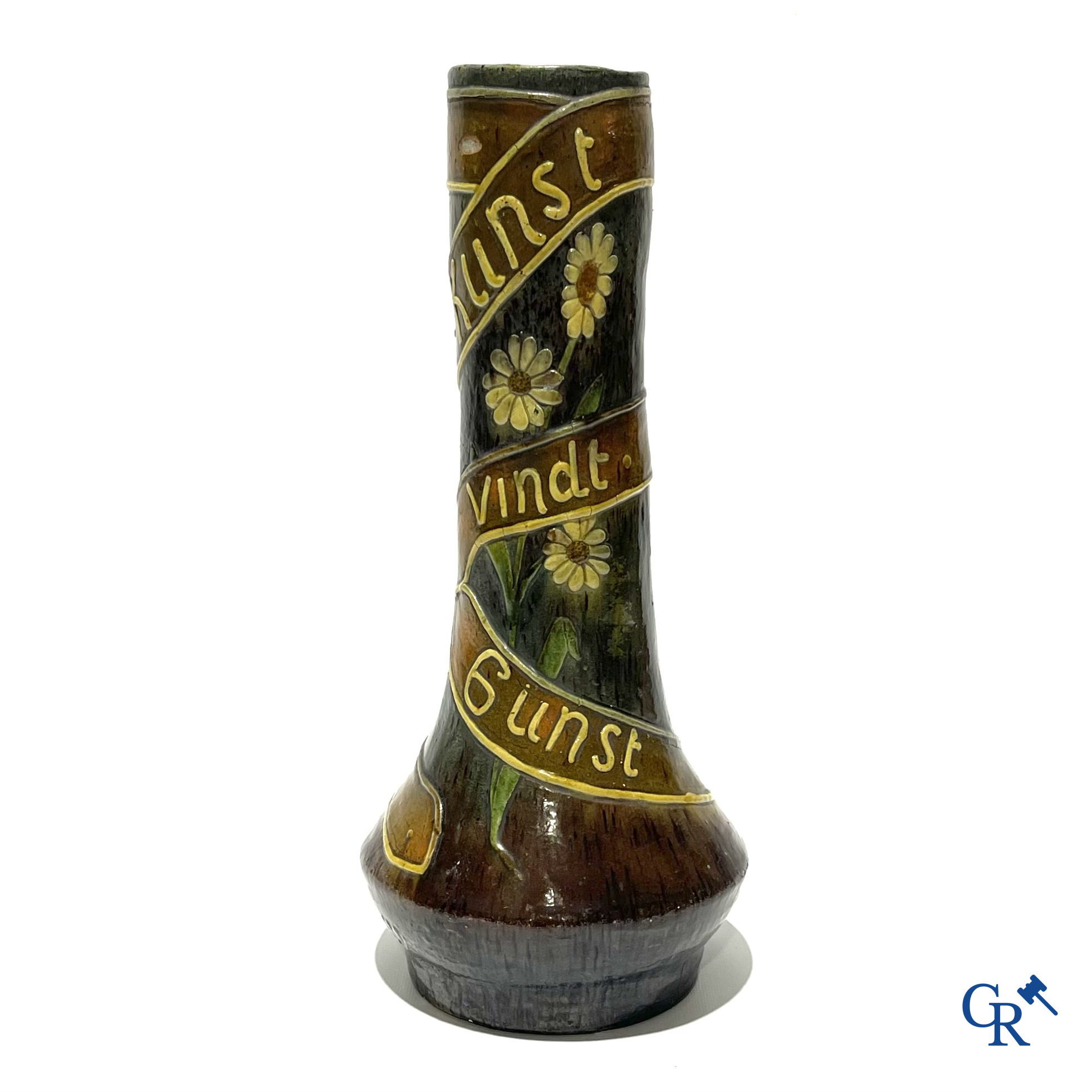 Torhouts aardewerk. Vaas in Vlaams aardewerk met een bloemendecor en spreuk. Gesigneerd LMV voor Leo Maes Vereenooghe.