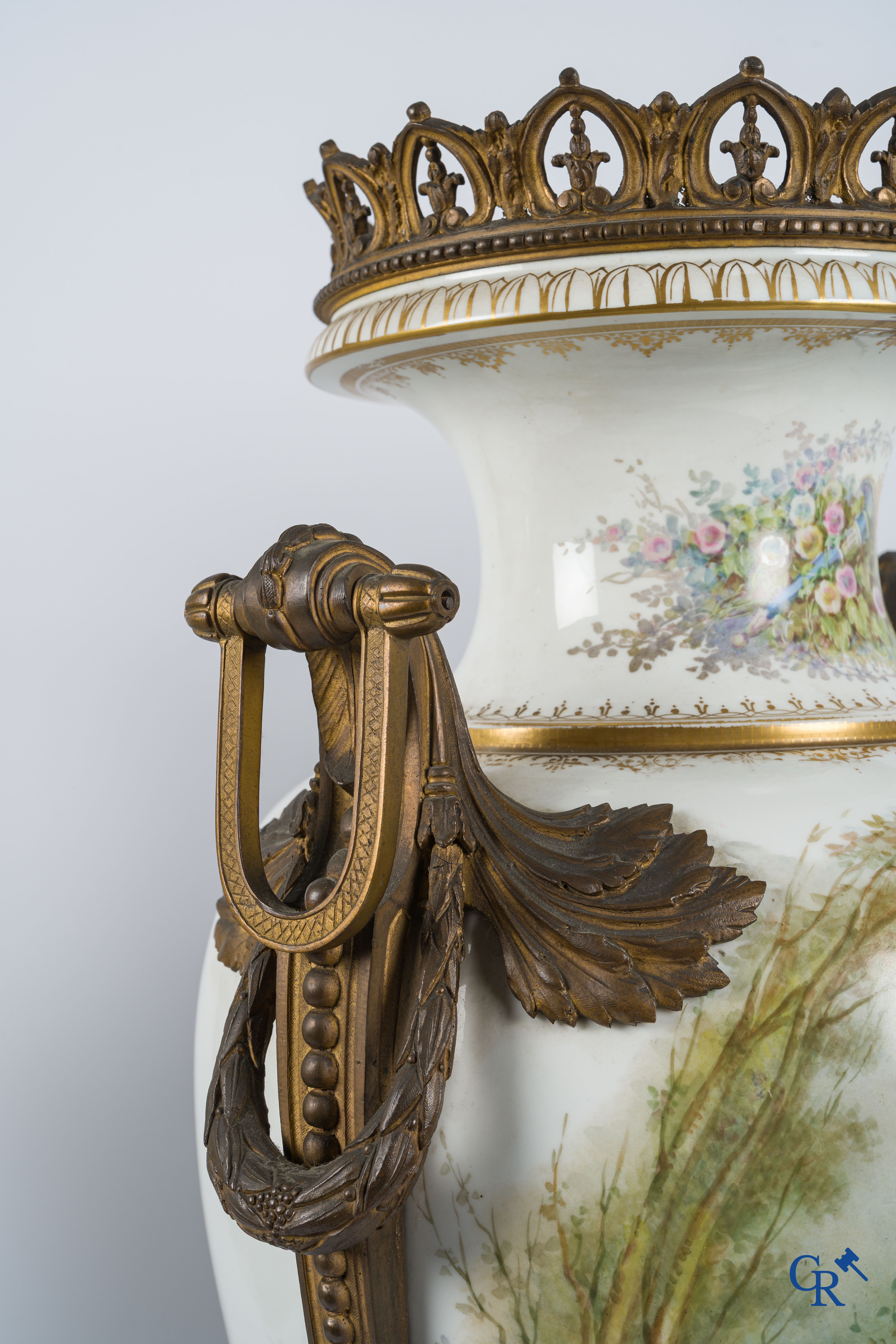 Sèvres. Een paar grote vazen op draaisokkel in Sèvres porselein met bronzen monturen. Gesigneerd Bertren. LXVI-stijl.