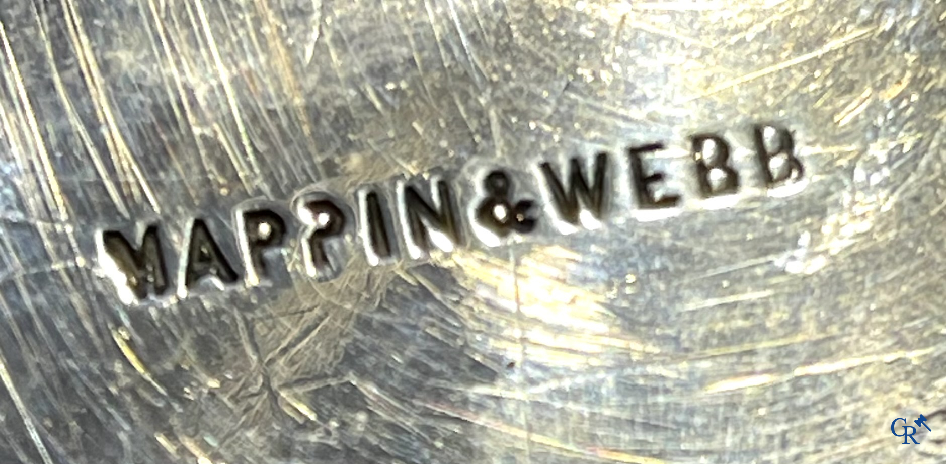 Zilver. Mappin & Webb London. Grote 3-potige sierschotel met een wapenschild met eenhoorn.