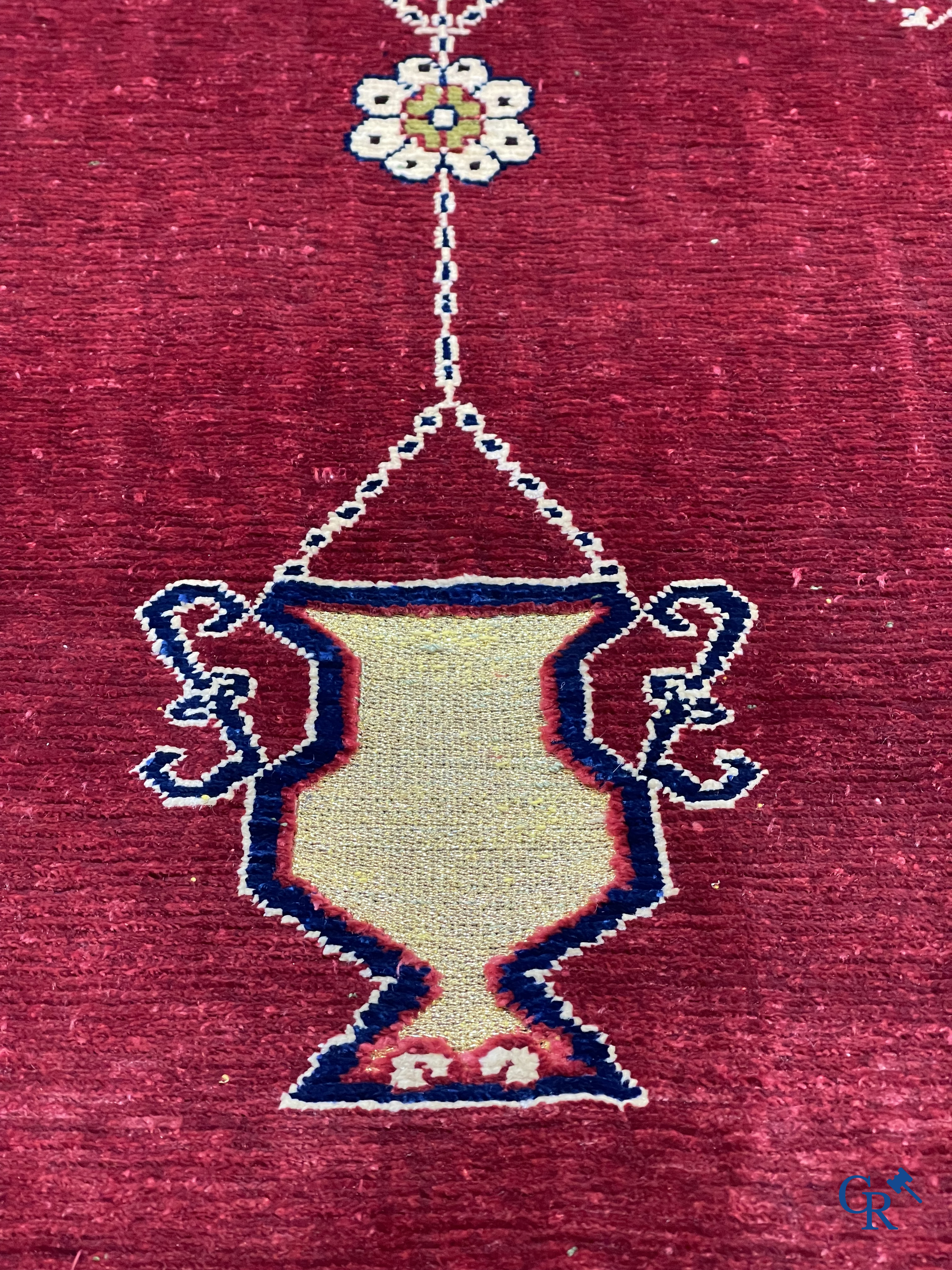 Oosterse tapijten. Een uiterst fijn handgeknoopt zijden tapijt met inscripties en gouddraad. Gesigneerd.