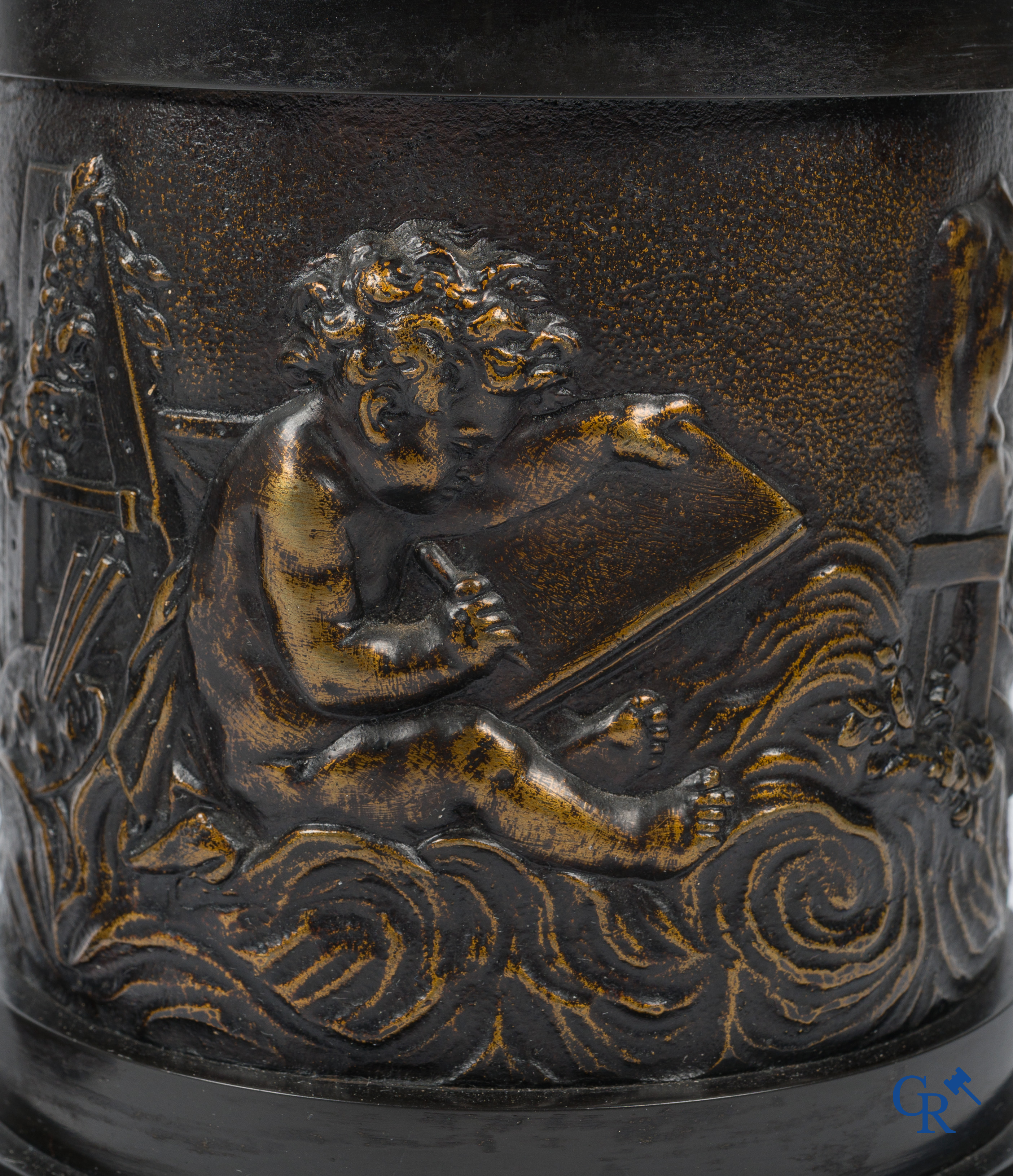 Een paar imposante bronzen beelden in de antieke stijl naar een model van Jean De Bologne.