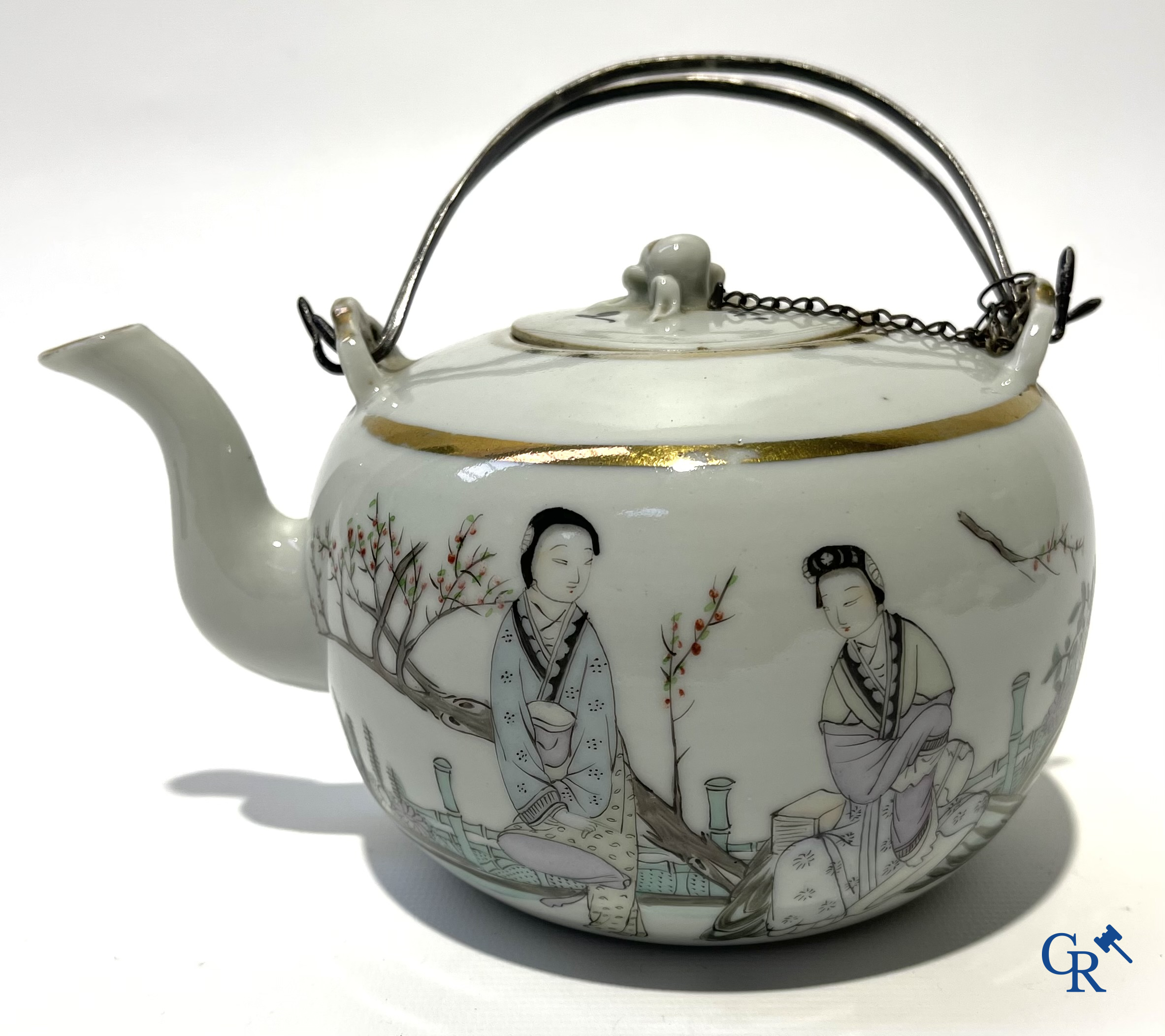 Aziatica. Chinees porselein. Een kavel van 2 Chinese theepotten en een Chinese kom.