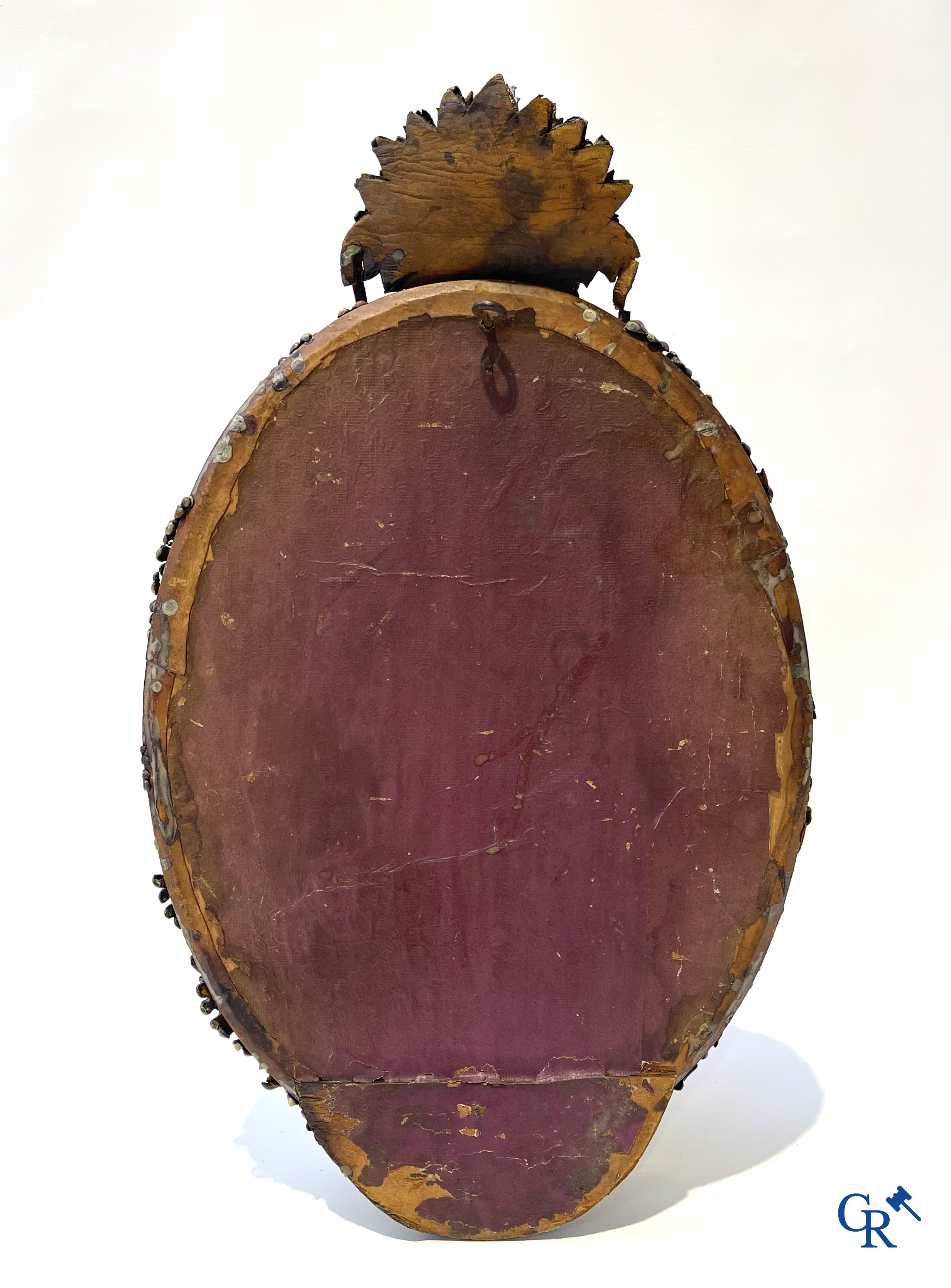 Religieuze objecten. Glas in loodraam met brandglas, kader met kruis in bewerkt leder, ovale kader als souvenir.