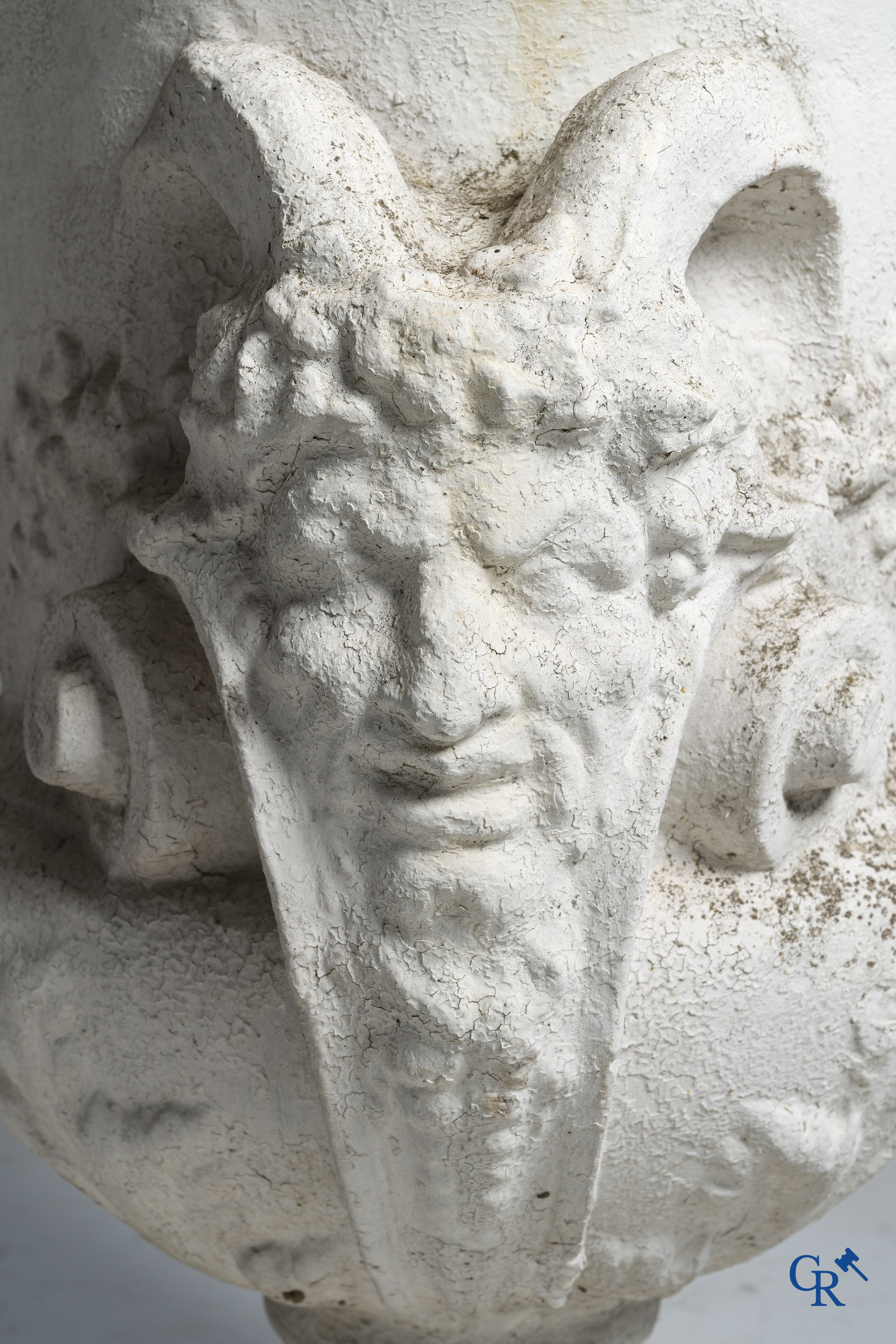 Garden decoration, an imposing garden vase in concrete with sater heads . Old patina, 19th century.