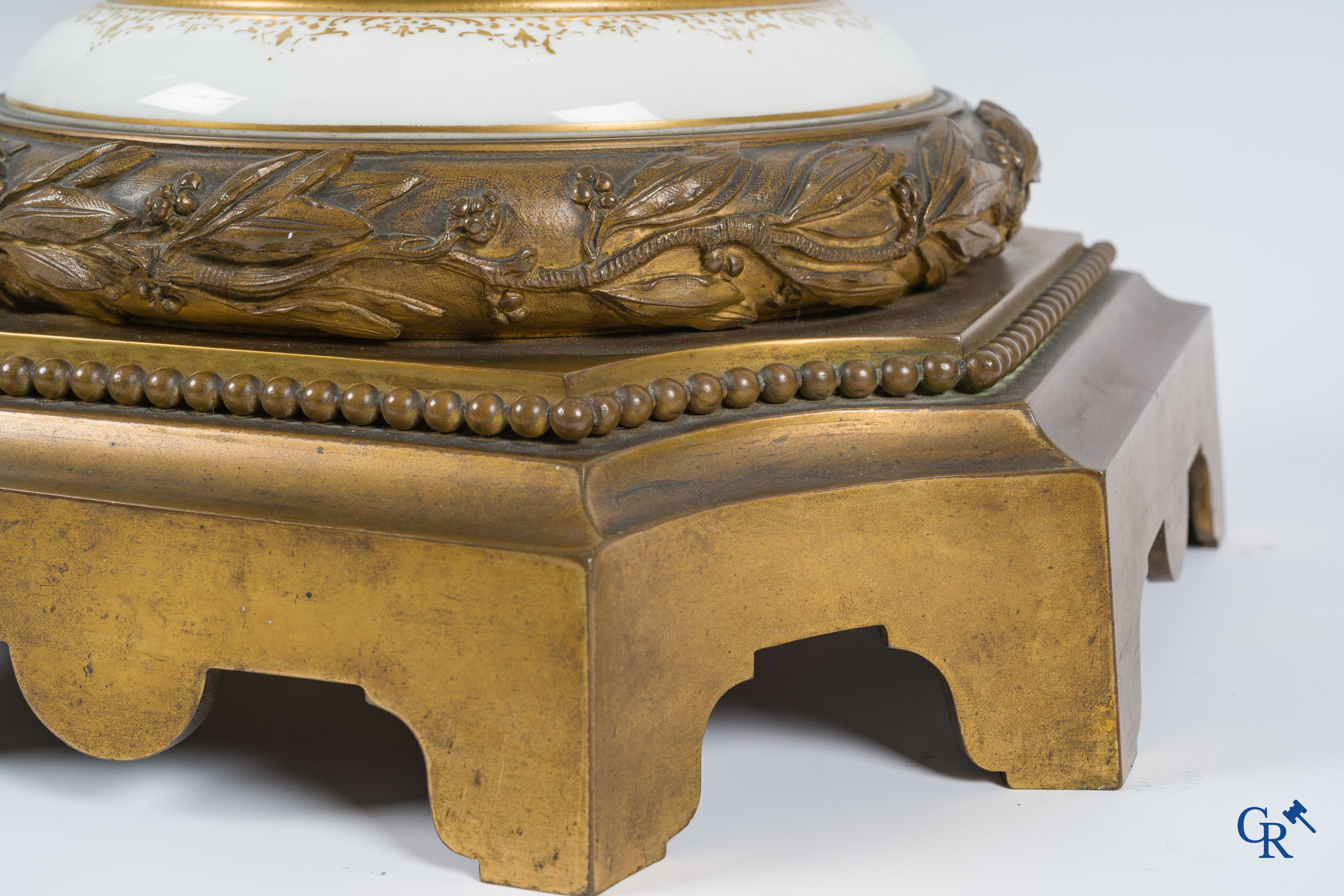 Sèvres. Een paar grote vazen op draaisokkel in Sèvres porselein met bronzen monturen. Gesigneerd Bertren. LXVI-stijl.