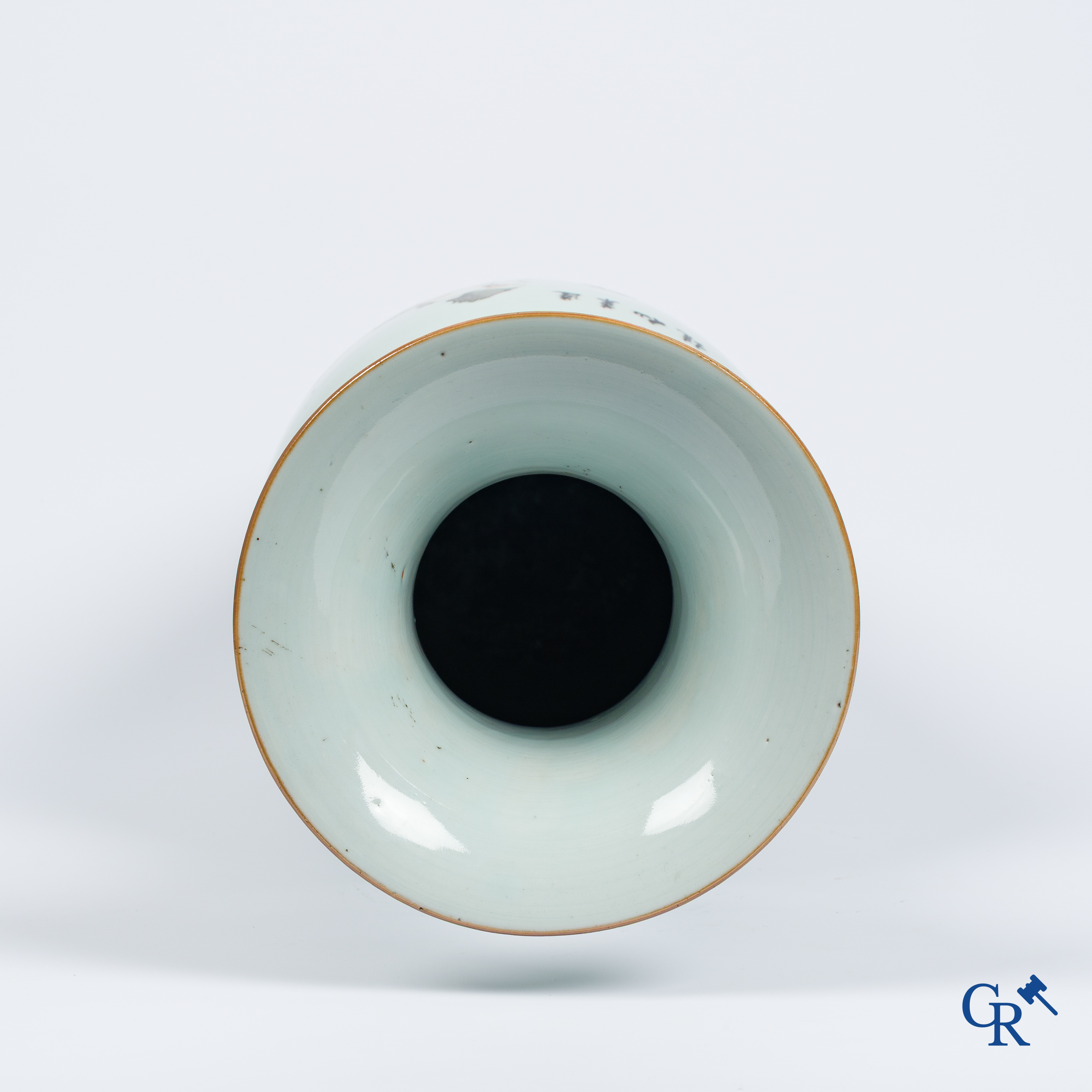 Aziatica. Chinese qianjiang cai vaas in porselein met onsterfelijken en kalligrafie. Gesigneerd. 19e-20ste eeuw.