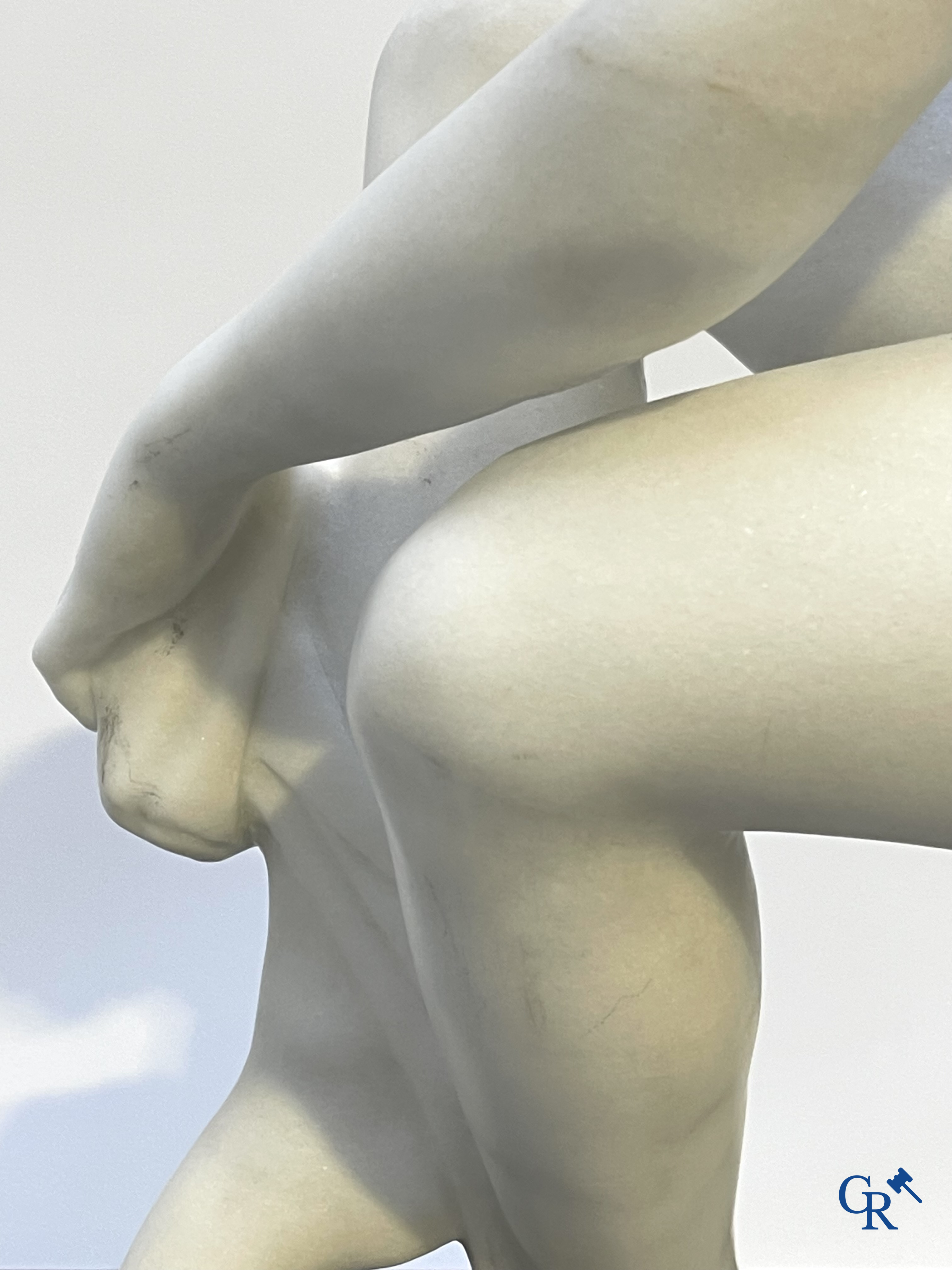 Imposante voorstelling van een badende Venus. Carrara marmer. 20ste eeuw.