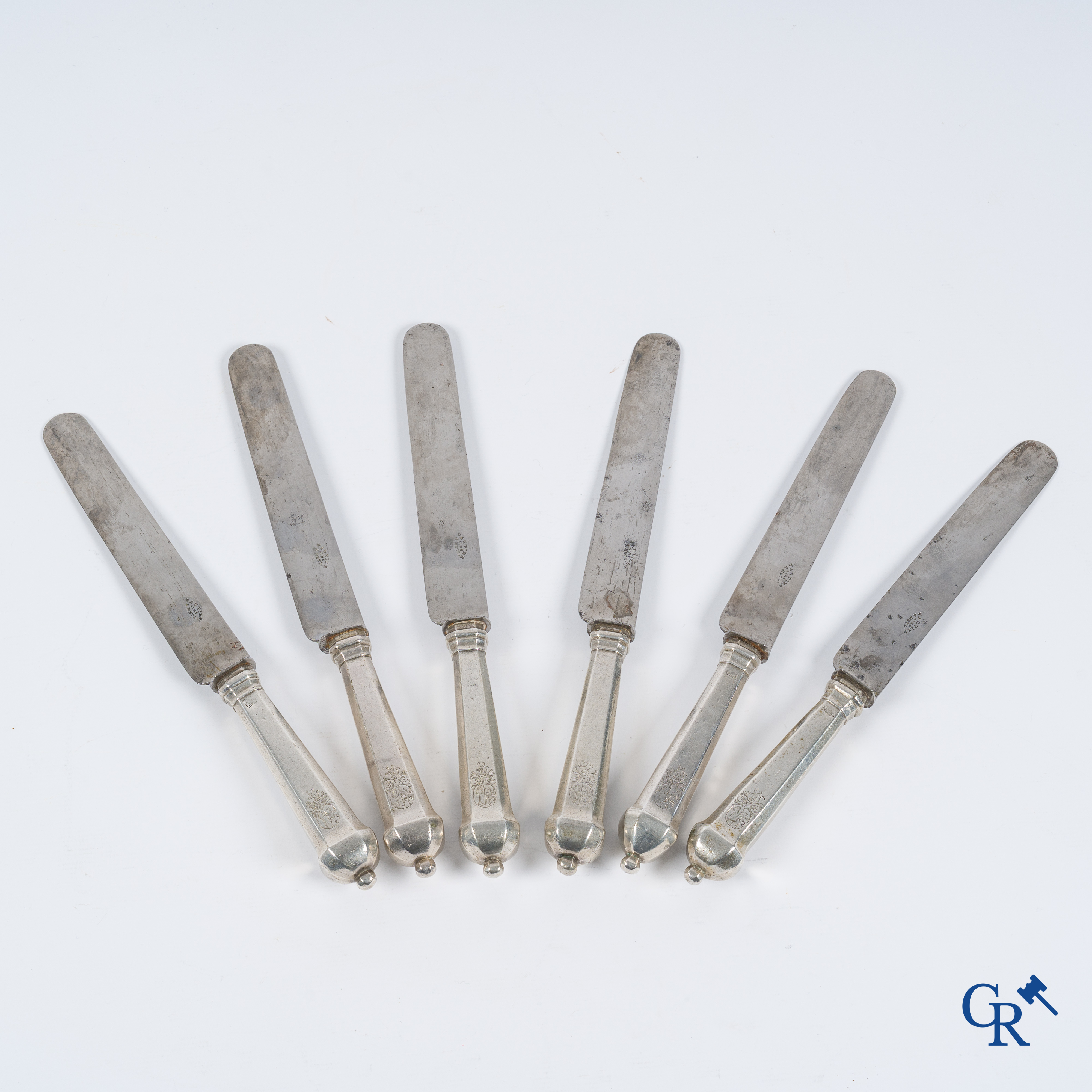 Zilver. Reeks van 6 messen met zilveren handvaten gedecoreerd met wapenschilden. Vermoedelijk Luik, 18e eeuw.