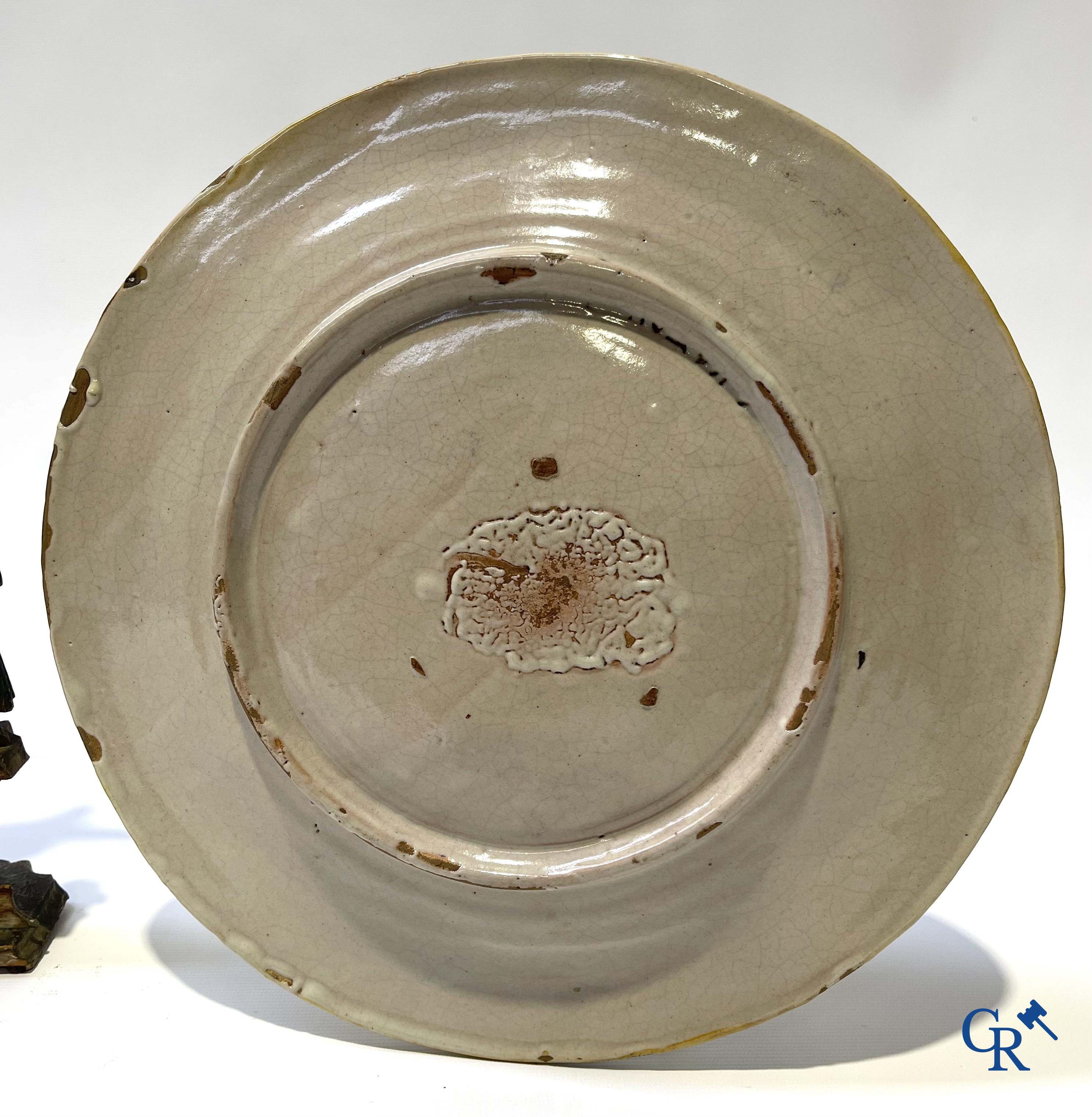 2 grote borden in Italiaanse polychrome faience en een hout gesculpteerde calvarieberg. 18e-19e eeuw.