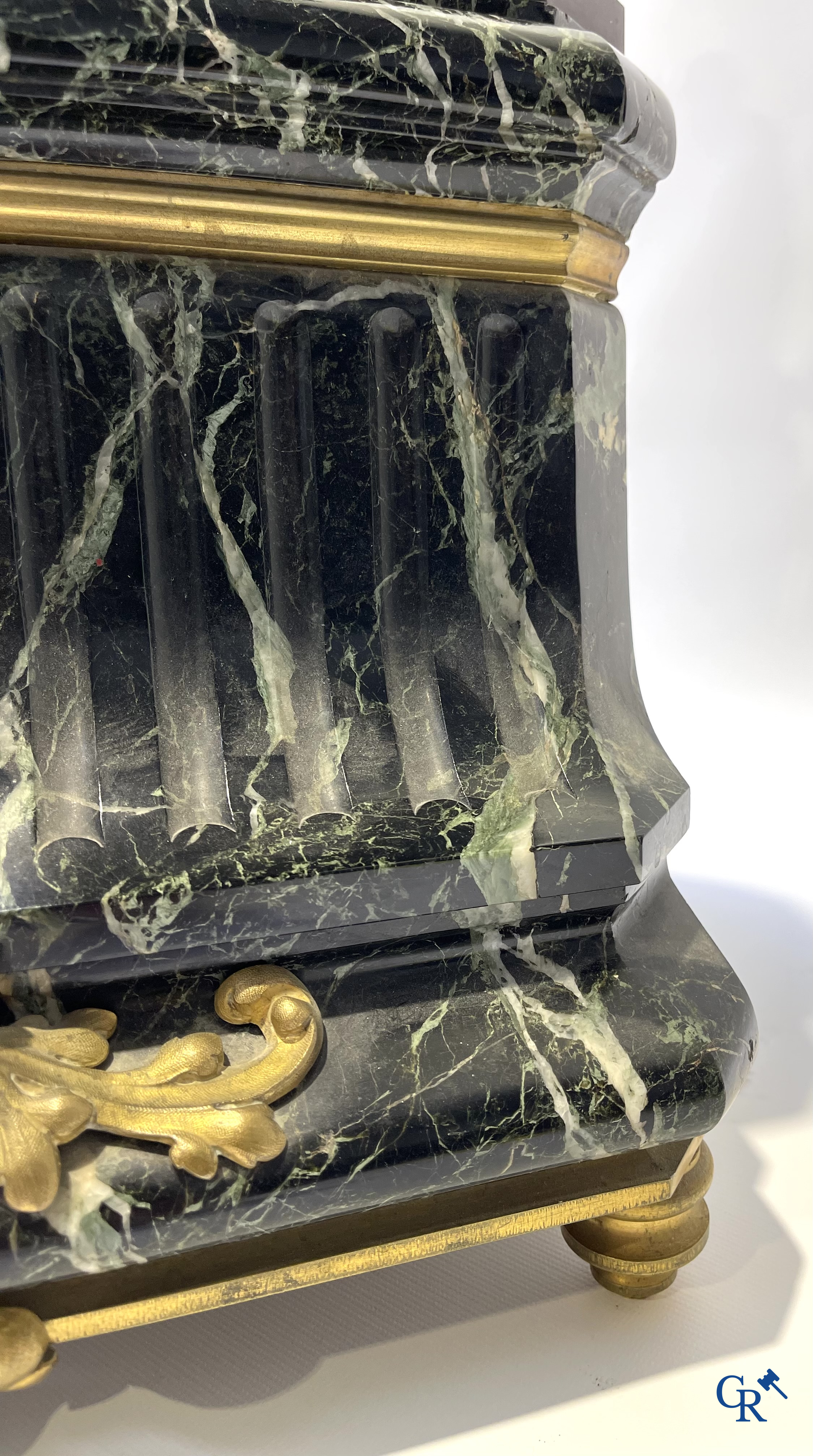 Susse Frères à Paris. Imposante schouwklok in groen geaderde marmer en rijkelijk vergulde bronzen. Napoleon III-periode.