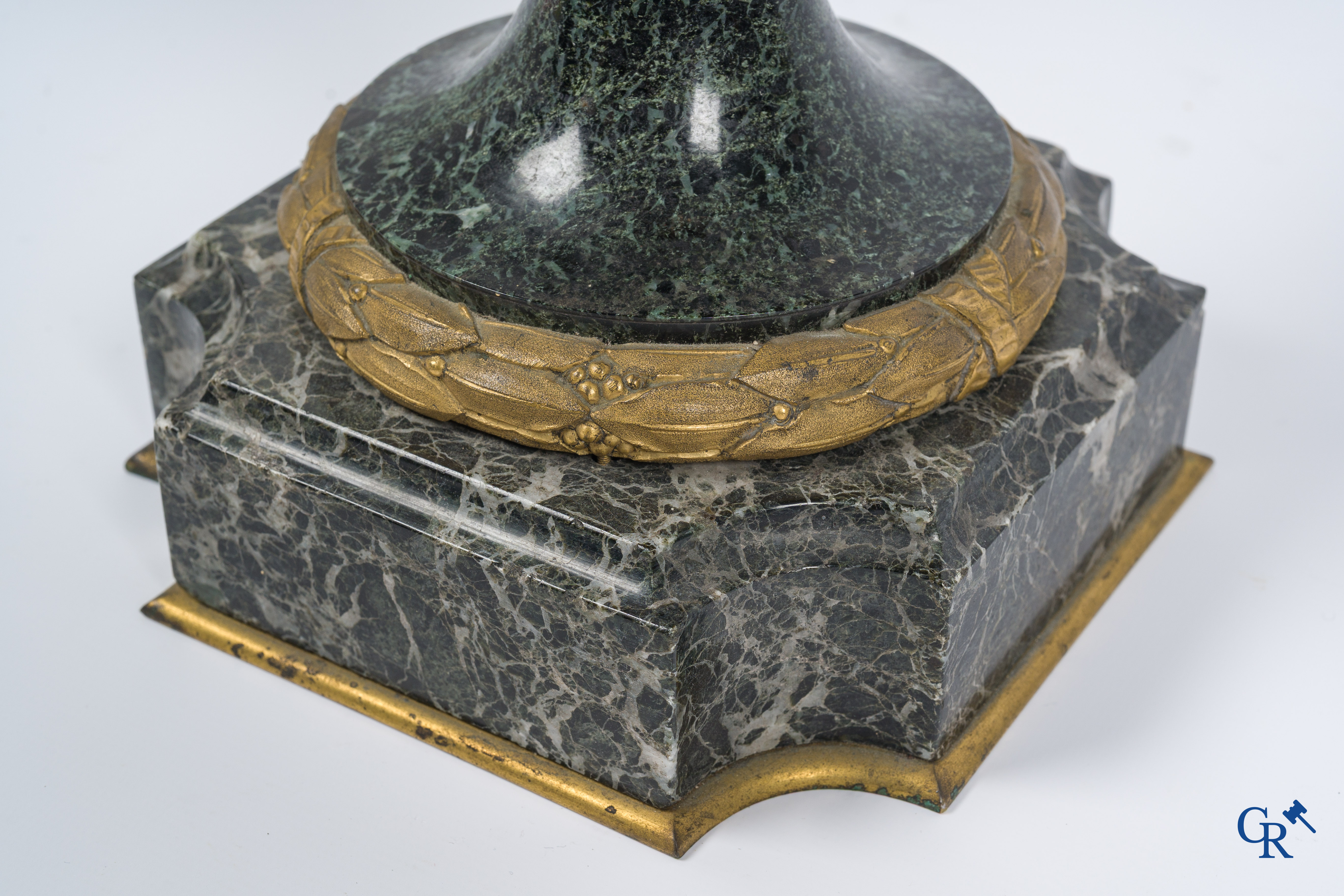 Een paar grote cassolettes in groen geaderde marmer en vergulde brons. LXVI-stijl, circa 1900.