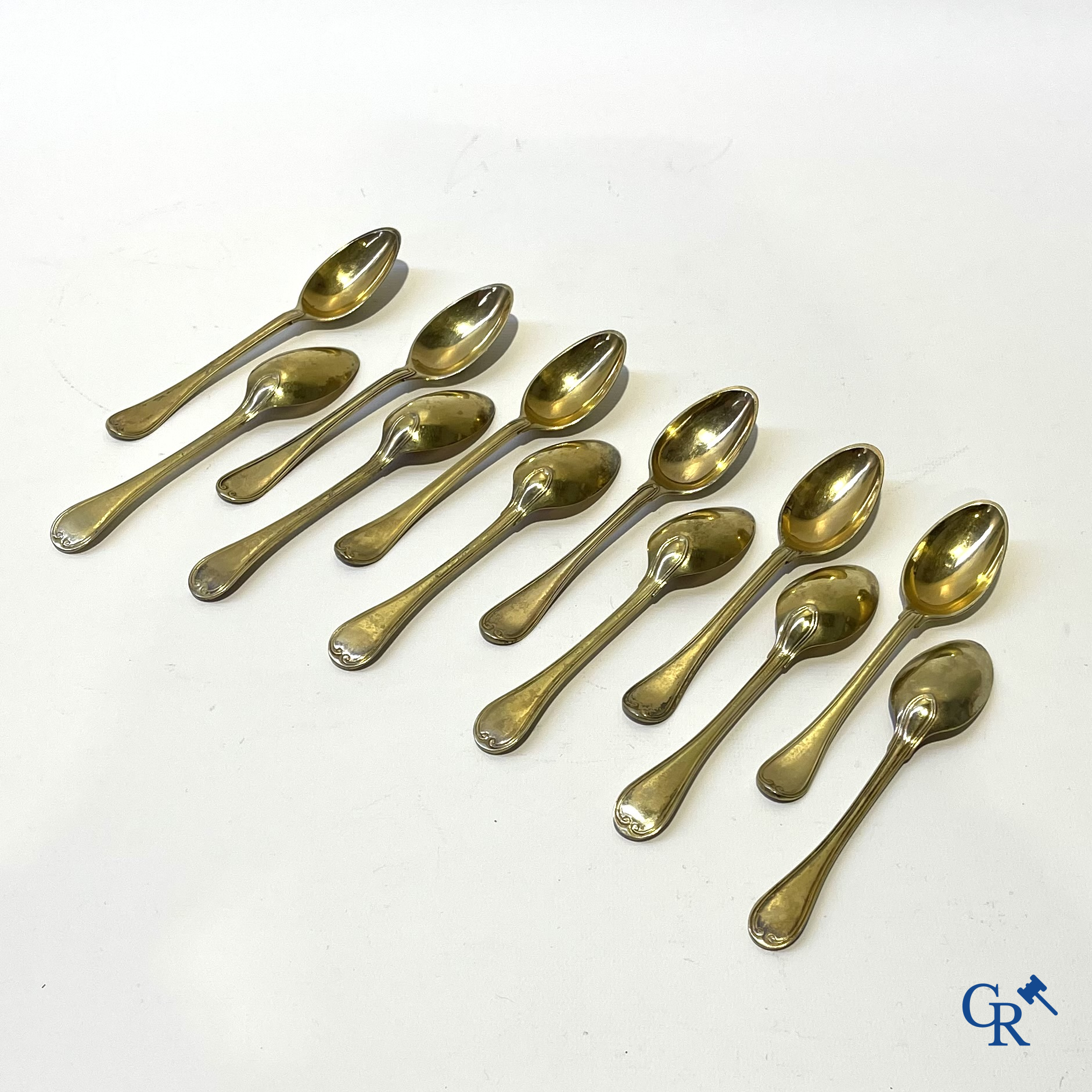 Zilver. Reeks van 12 dessert lepels in vermeil. Licht uitgewiste keurmerken. Hoogstwaarschijnlijk Luik. 18e  eeuw.