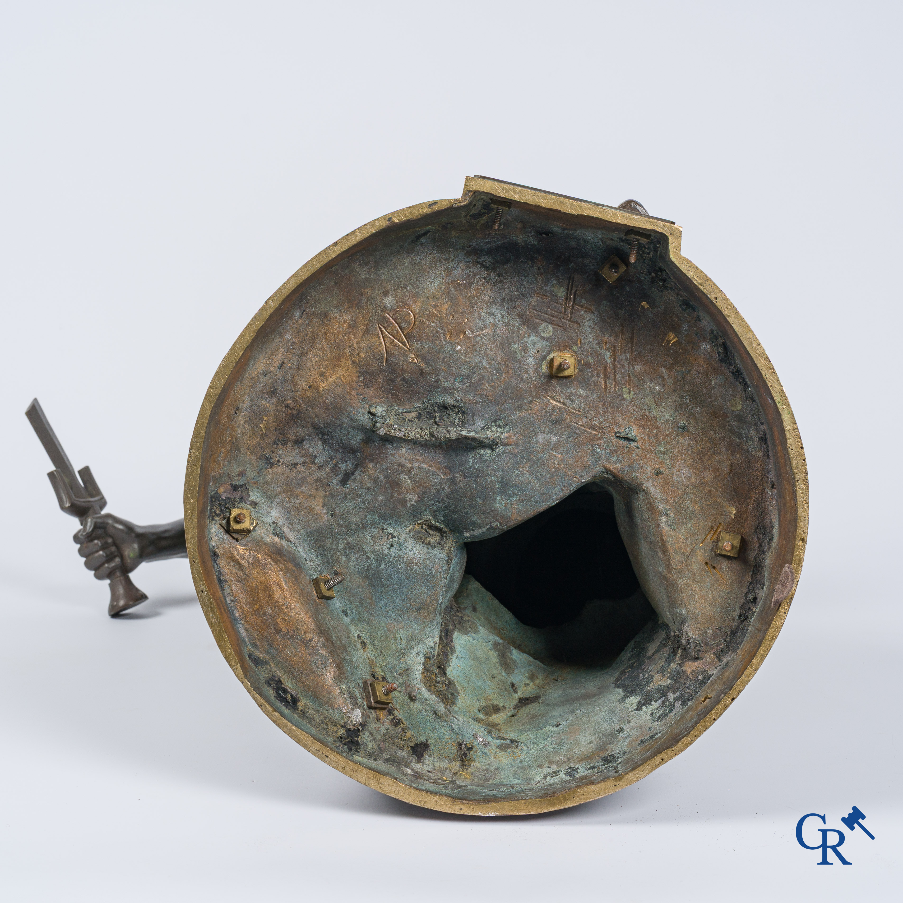 Emile André Boisseau (1842-1923) La défense du foyer. Salon des Beaux Art. Gieterijstempel Société des bronzes de Paris.