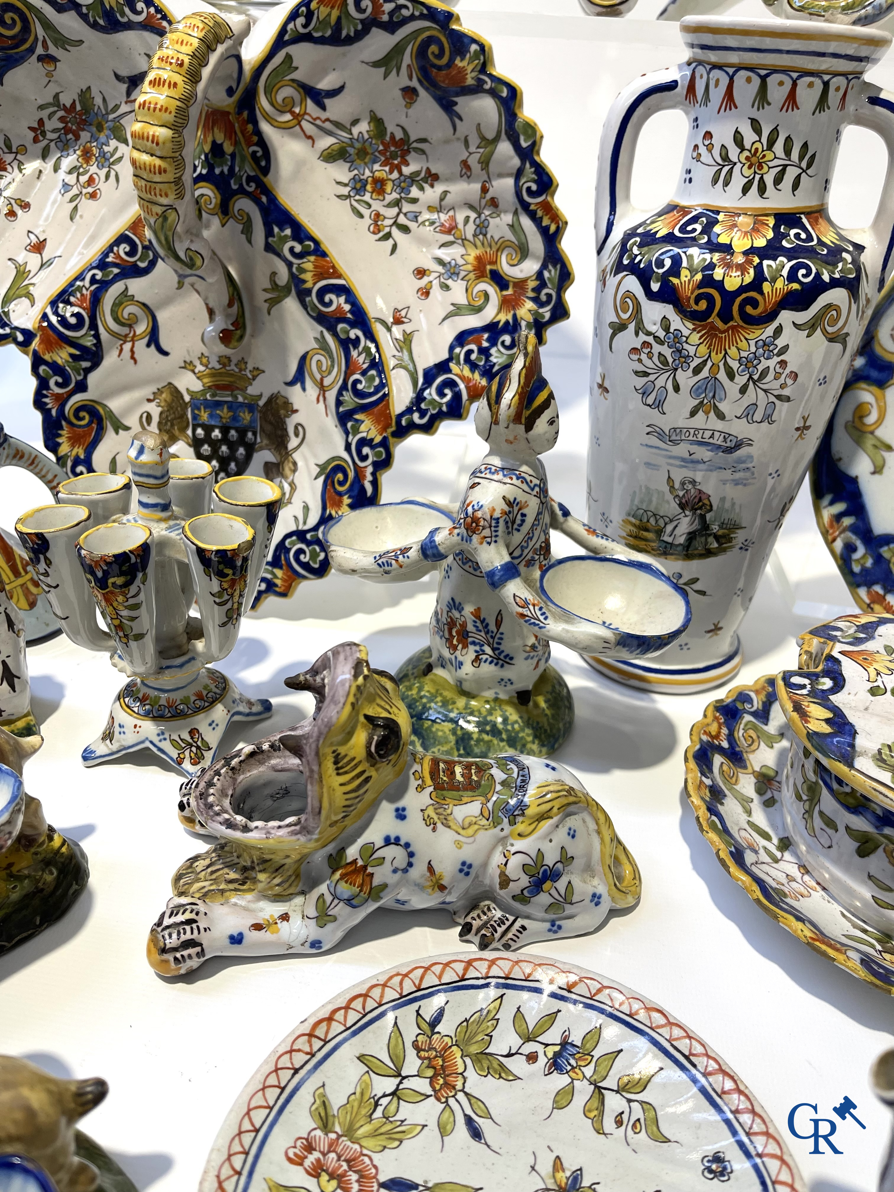 Faience van Rouen, Devres. Interessant en groot lot met diverse polychrome vormstukken. 19e eeuw.