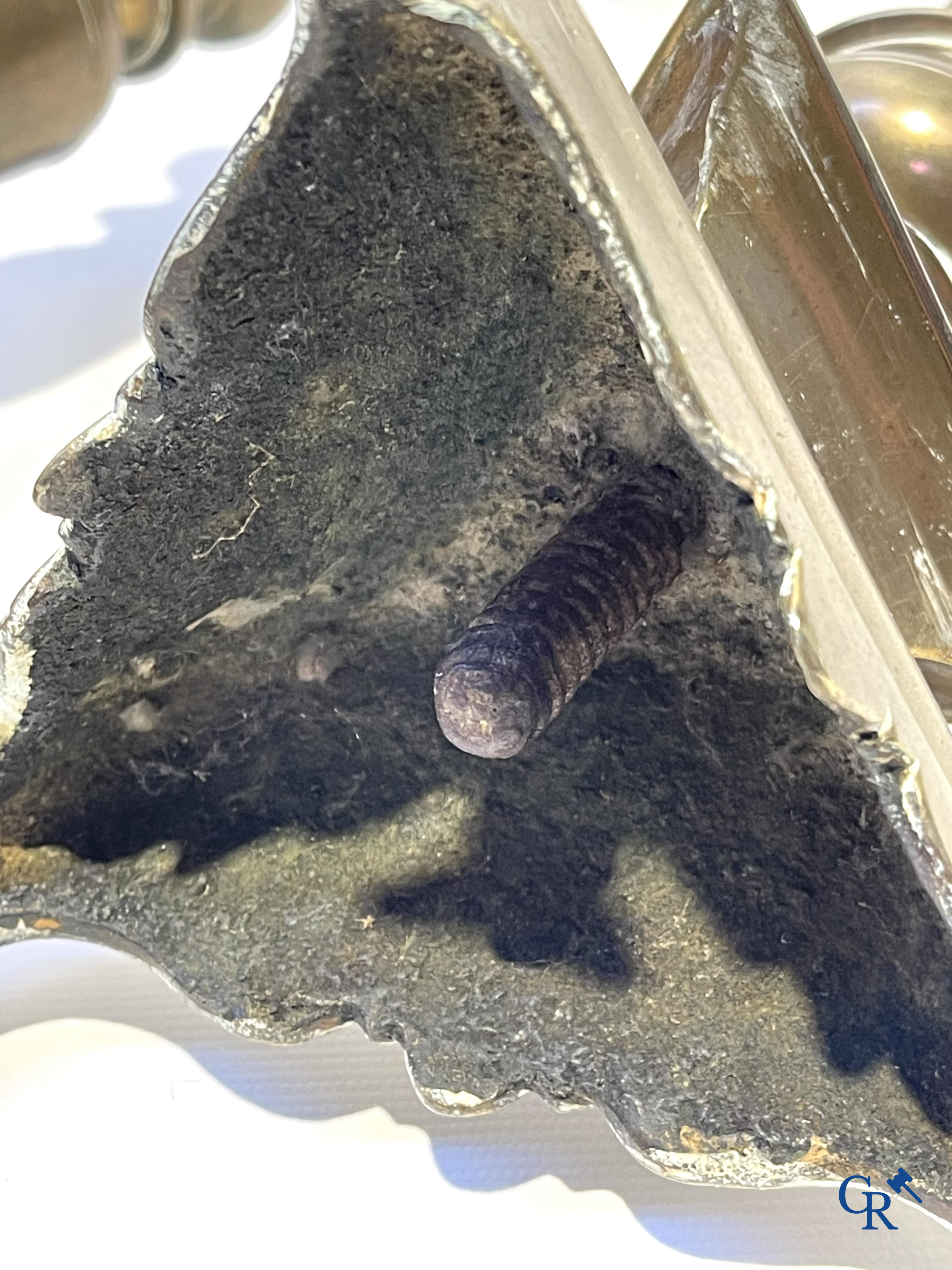 Delft. Een kavel van een paar bronzen kandelaars, 2 antieke Delftse schotel en 2 Delftse borden. 18e eeuw.