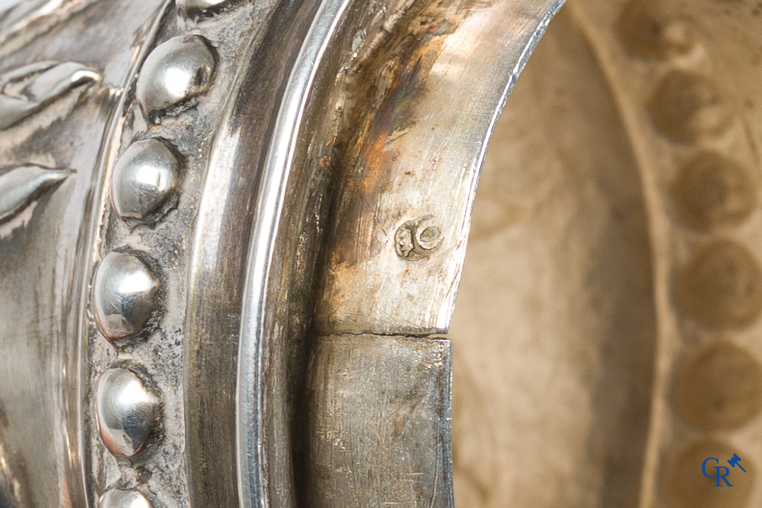 Grote mosterdpot in zilver, initialen G.M. gegraveerd in de voet. Meerdere keurstempels. Eind 18e eeuw.