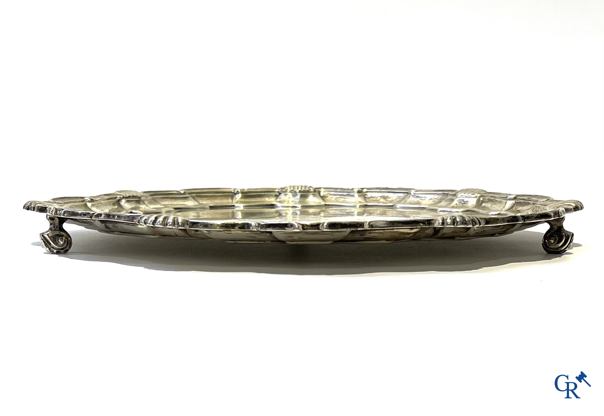 Zilver. Mappin & Webb London. Grote 3-potige sierschotel met een wapenschild met eenhoorn.