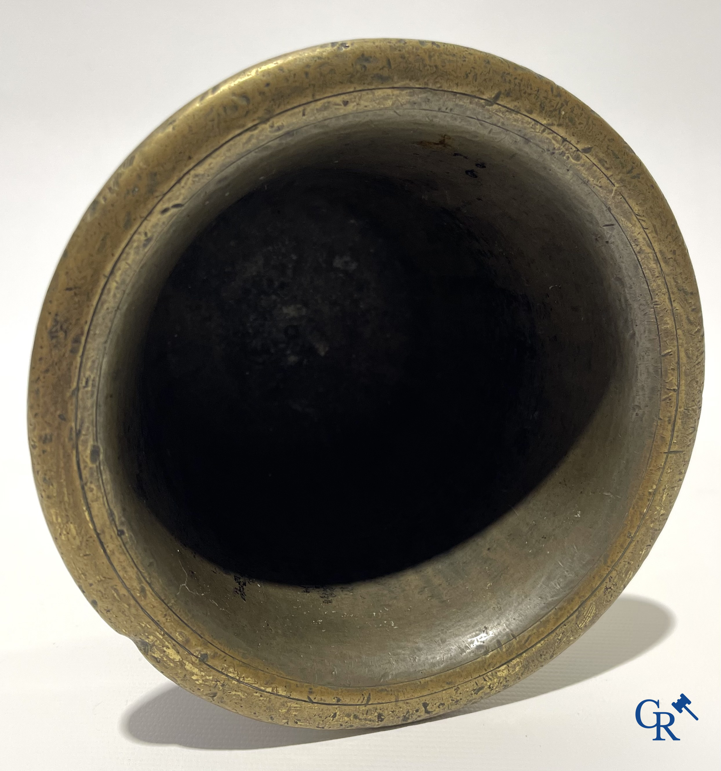 Antieke bronzen vijzel met stamper. 18e-19e eeuw.