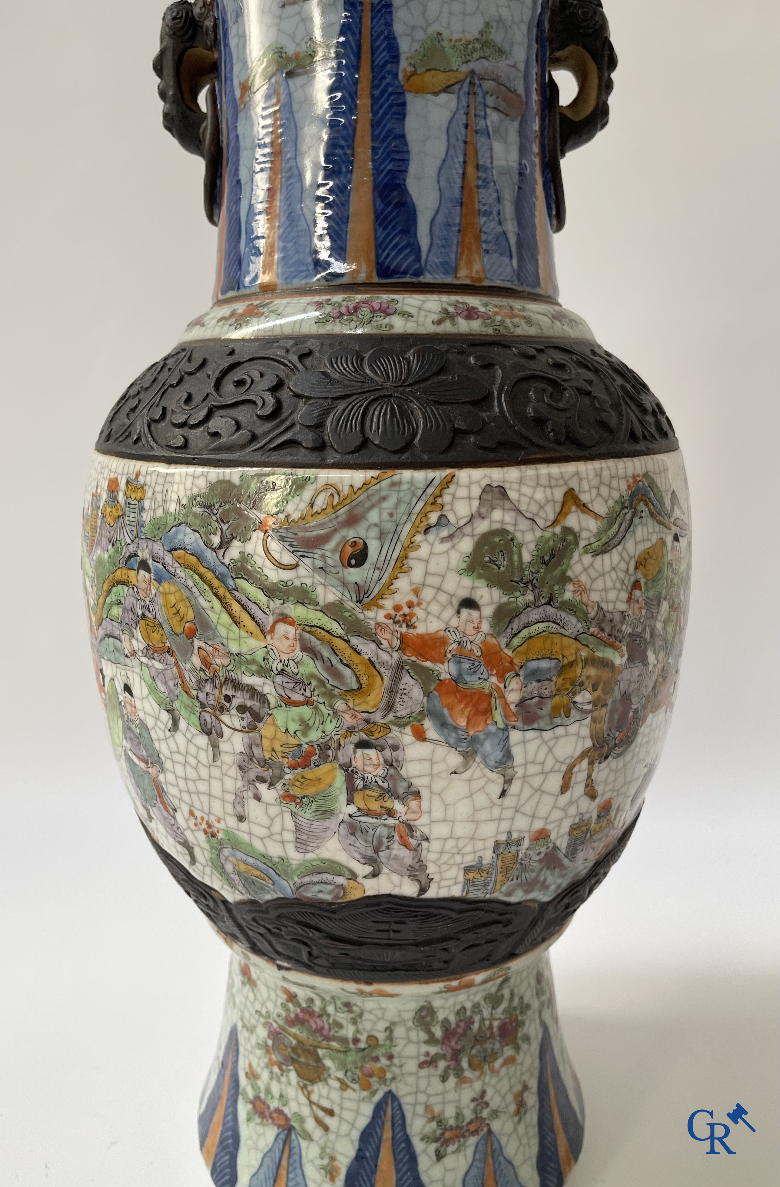 Aziatica, Chinese Nanking vaas met een voorstelling van krijgers. Gemerkt. 19e eeuw.