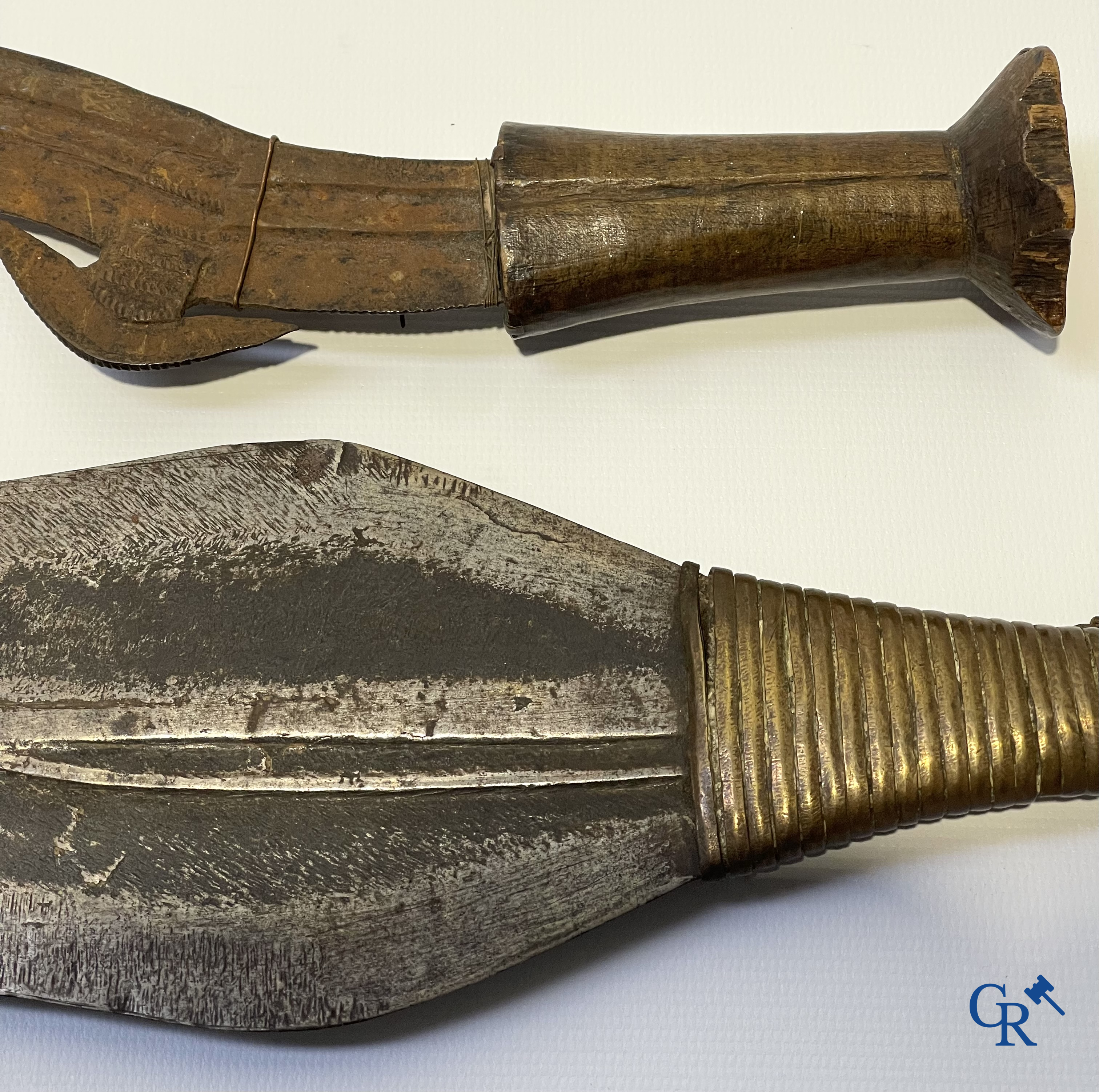 Tribale kunst. Een interessant lot met Afrikaanse wapens, een foto en 2 postkaarten. Messen, dolken, speren en pijlen.