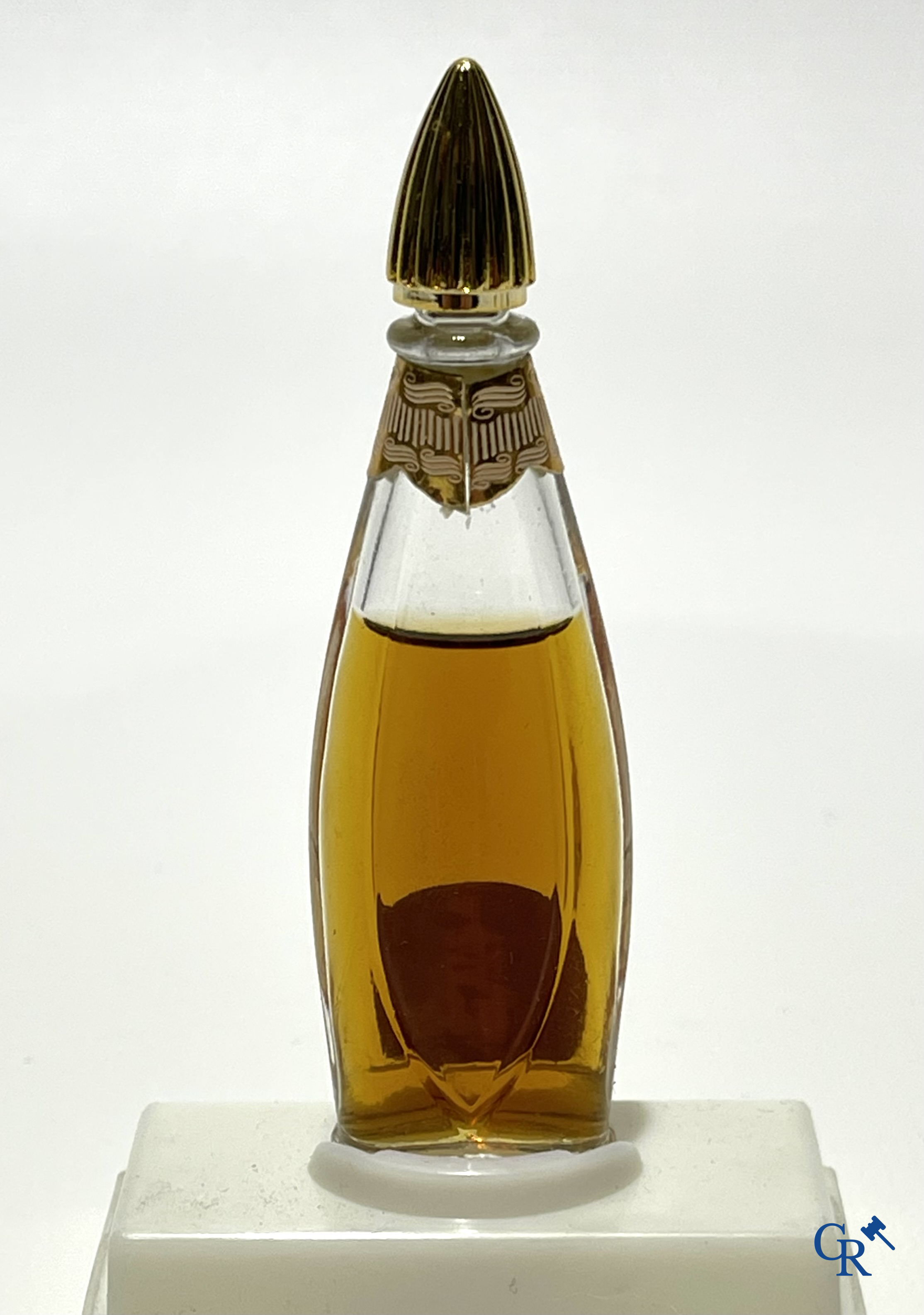 Art deco. Lot van 7 parfumflessen waarvan enkele in de originele doos. Jaren '30 tot '50. Bourjois en Roger & Gallet.