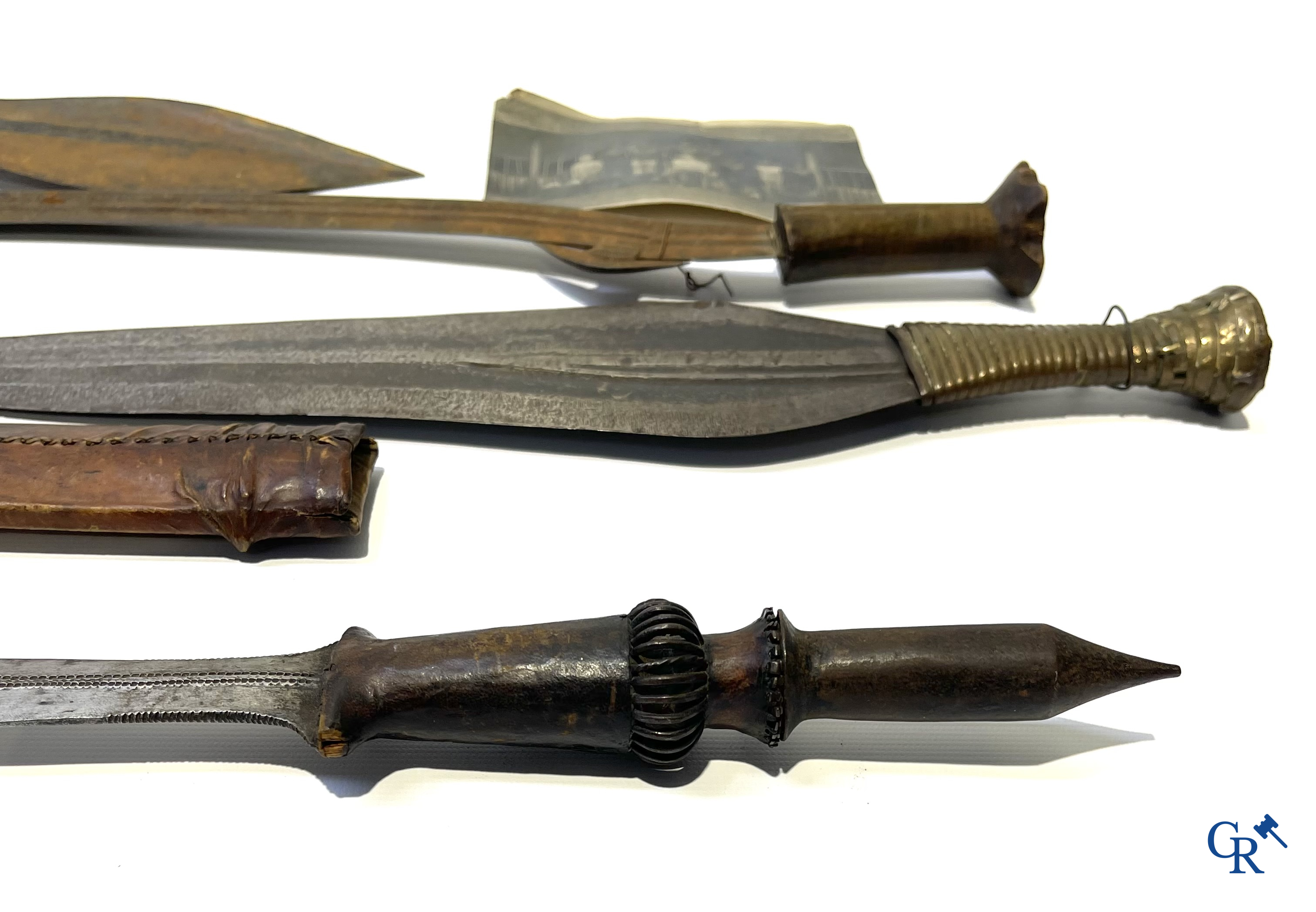 Tribale kunst. Een interessant lot met Afrikaanse wapens, een foto en 2 postkaarten. Messen, dolken, speren en pijlen.