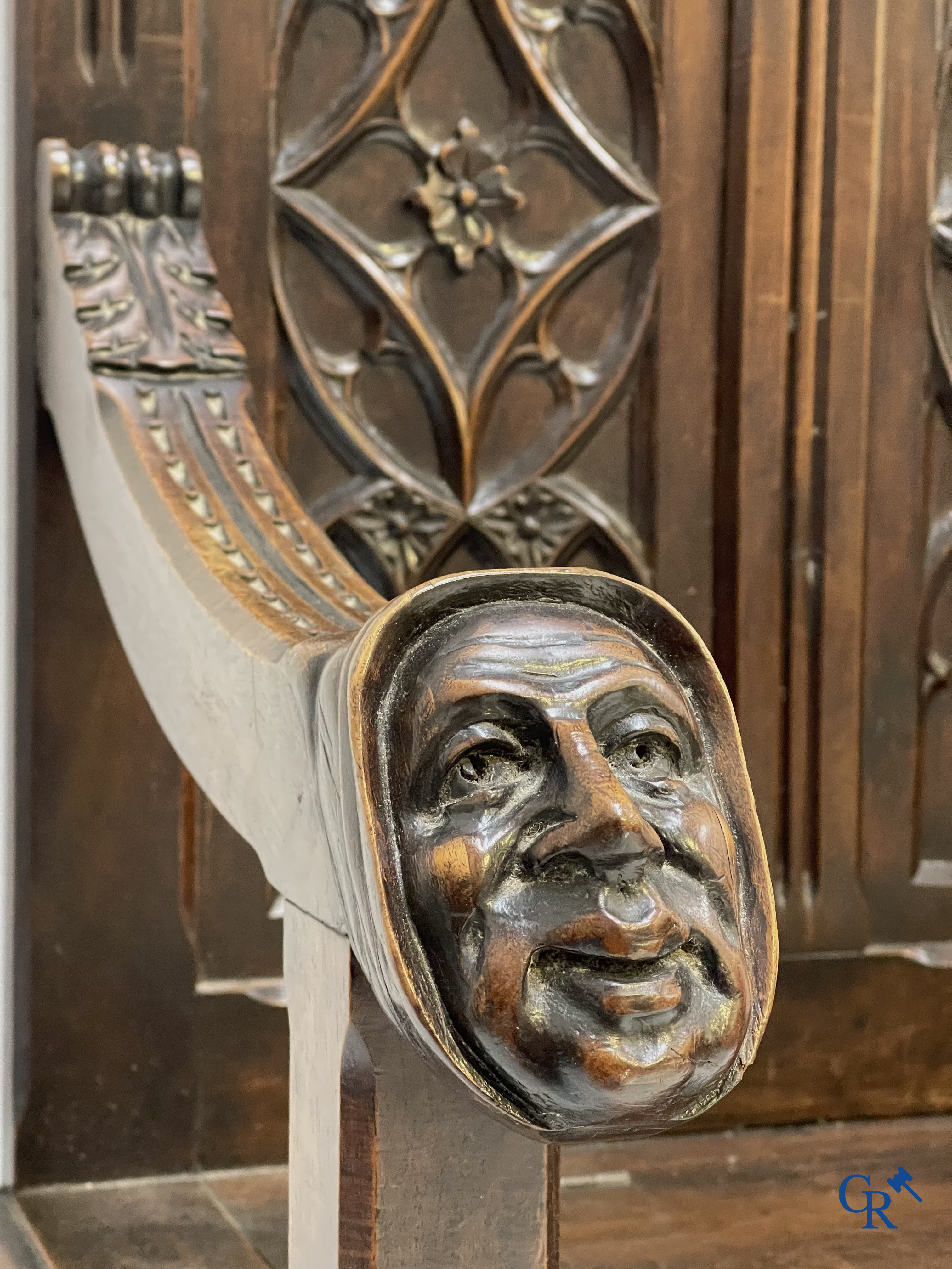 Een neogotische hallbank met koffer in notelaar. Gemerkt "Au Gros Chêne" à Paris.