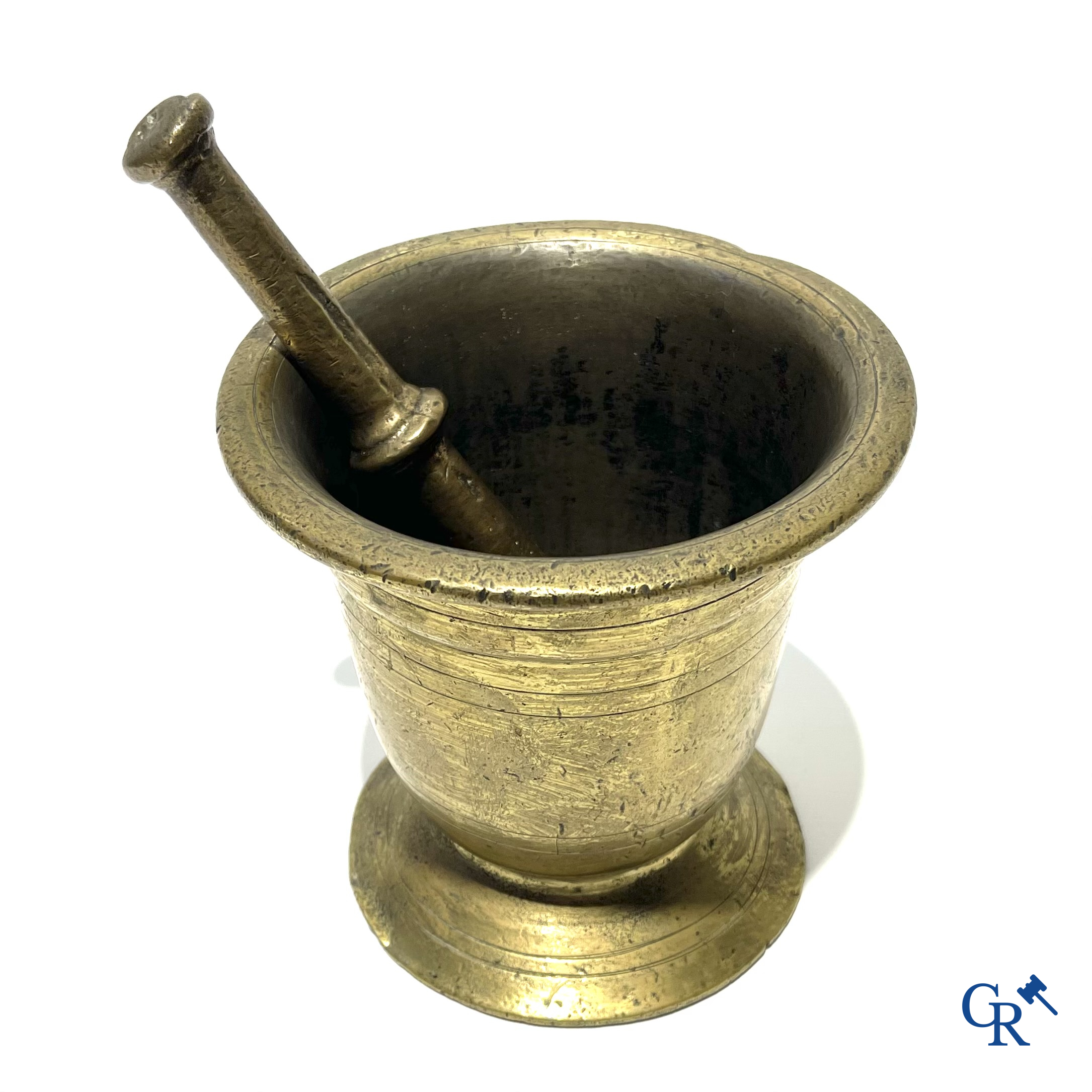 Antieke bronzen vijzel met stamper. 18e-19e eeuw.