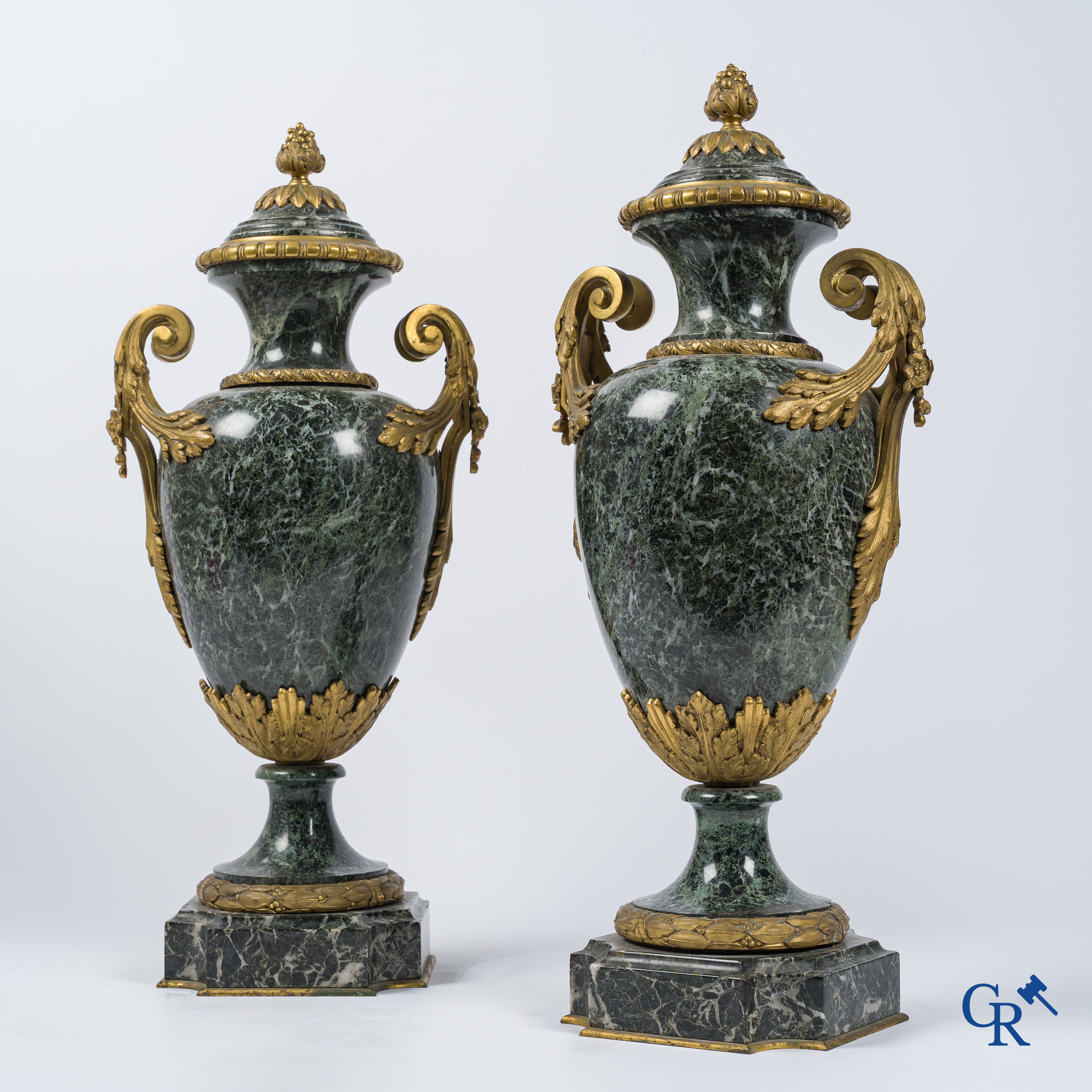 Een paar grote cassolettes in groen geaderde marmer en vergulde brons. LXVI-stijl, circa 1900.