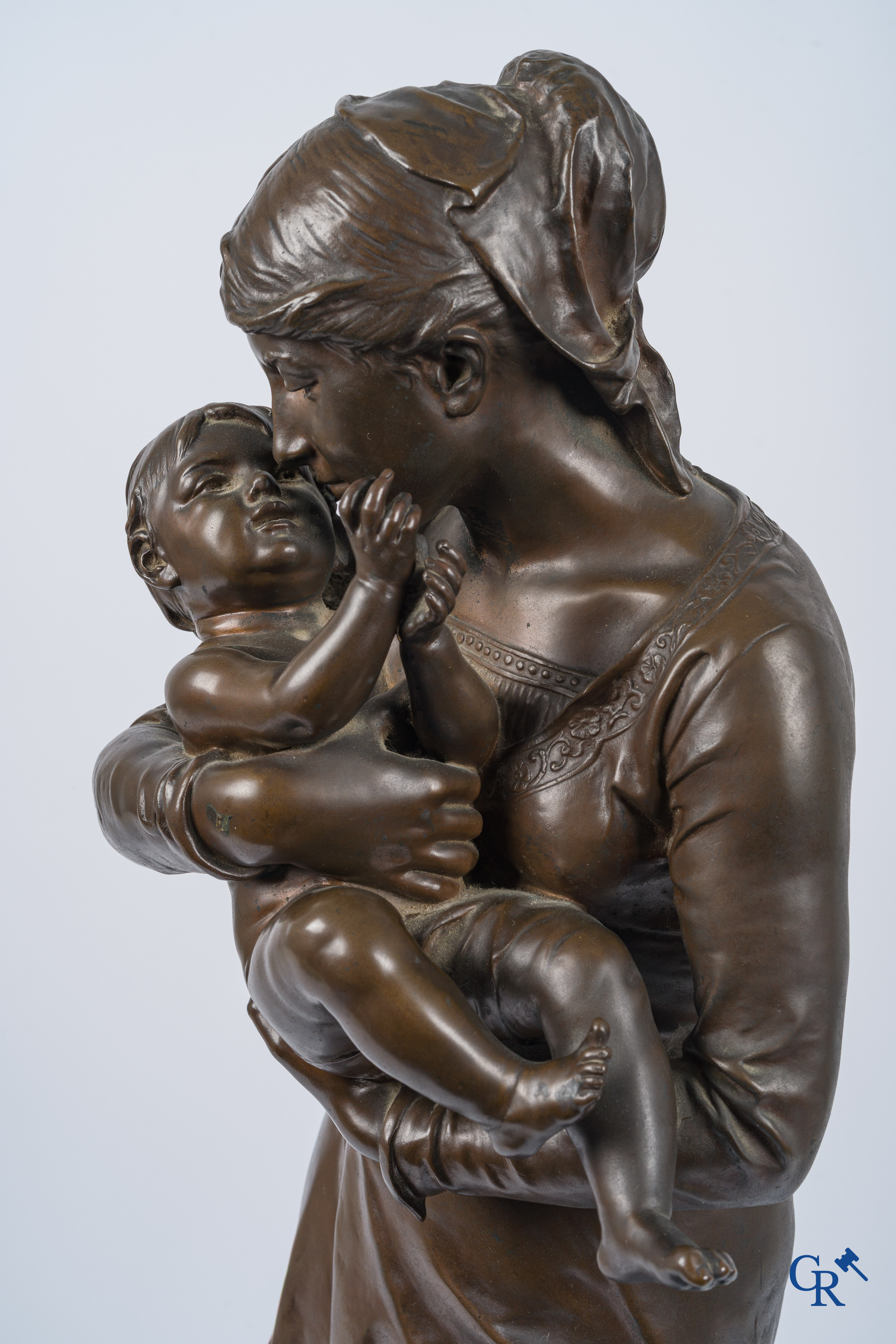 Jean Gautherin (1840-1890) "Moederliefde" Groot bronzen beeld met bruine patina. Gieterij Thiebaut frères Paris. 19e.