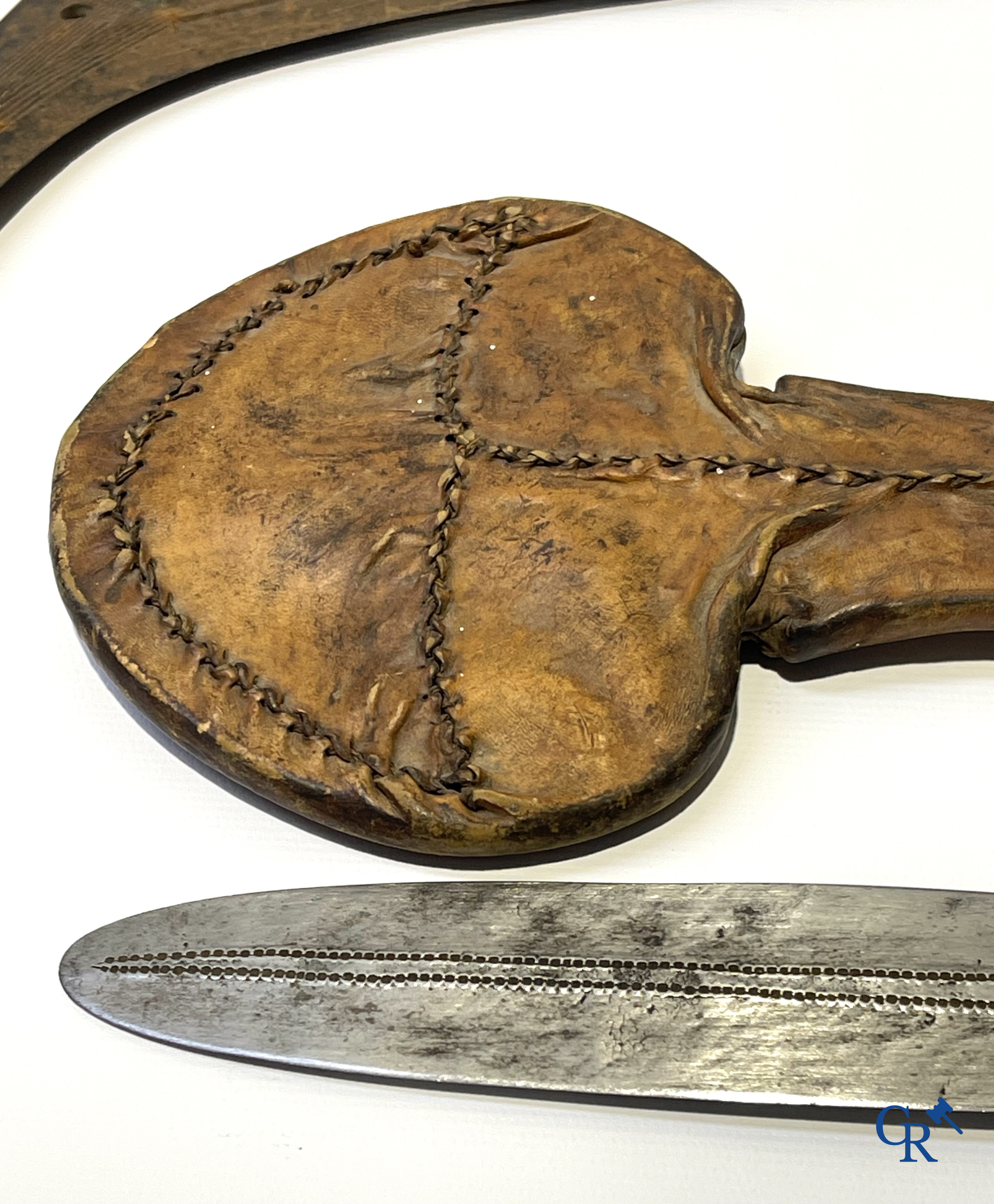 Tribale kunst. Een interessant lot met Afrikaanse wapens, een foto en 2 postkaarten. Messen, dolken, speren en pijlen.