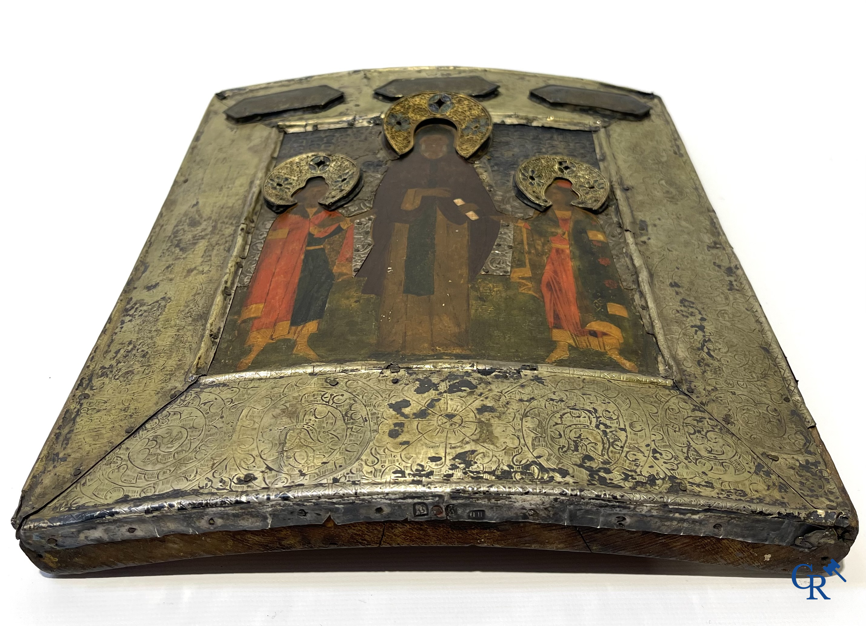 2 Russische ikonen. Ikoon met zilver oklad, meerdere keurmerken en een ikoon met Saint Seraphim of Sarov. 19e.