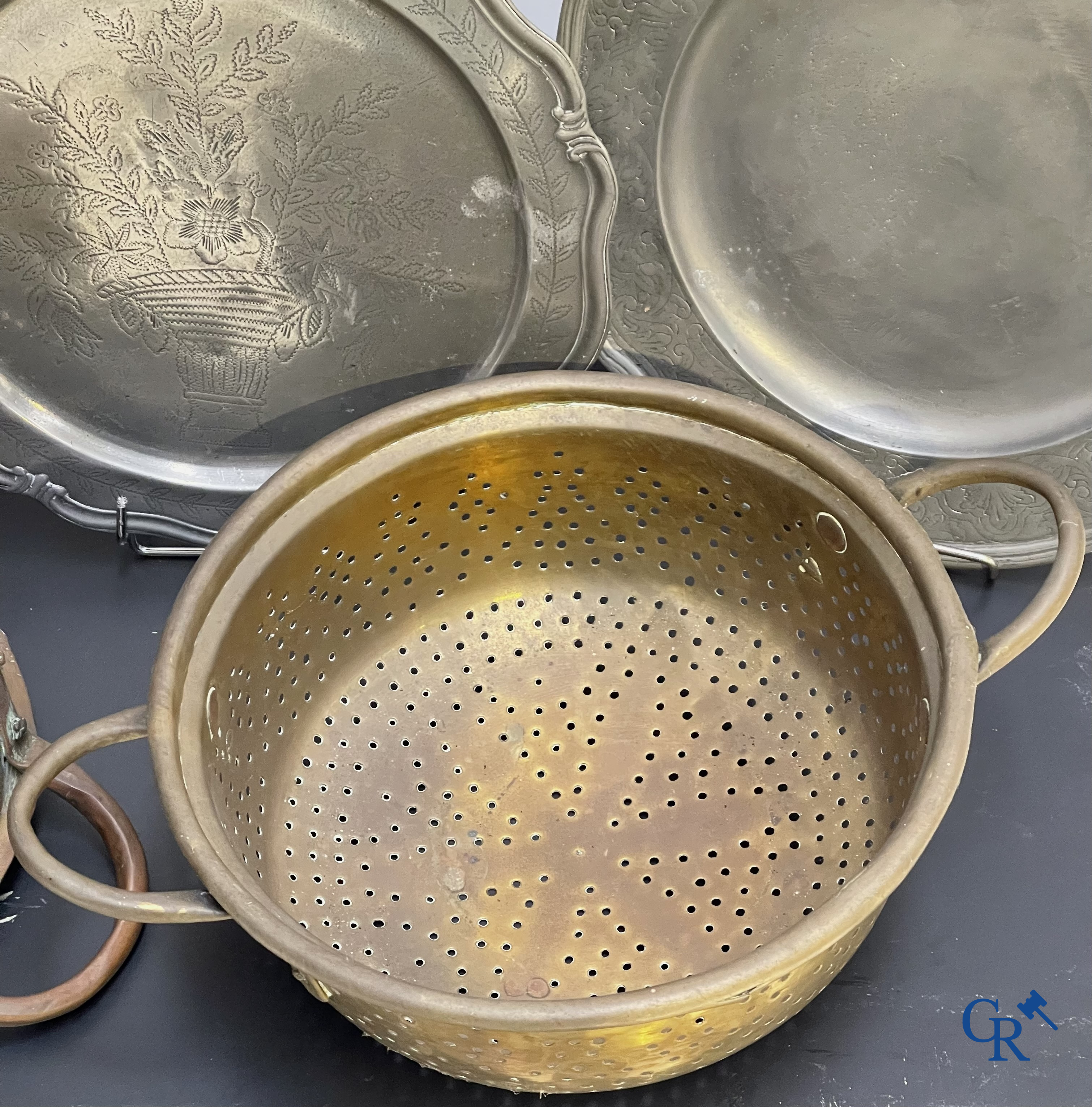 2 vergieten in bewerkt koper, 18e eeuw en een groot lot tinnen objecten.