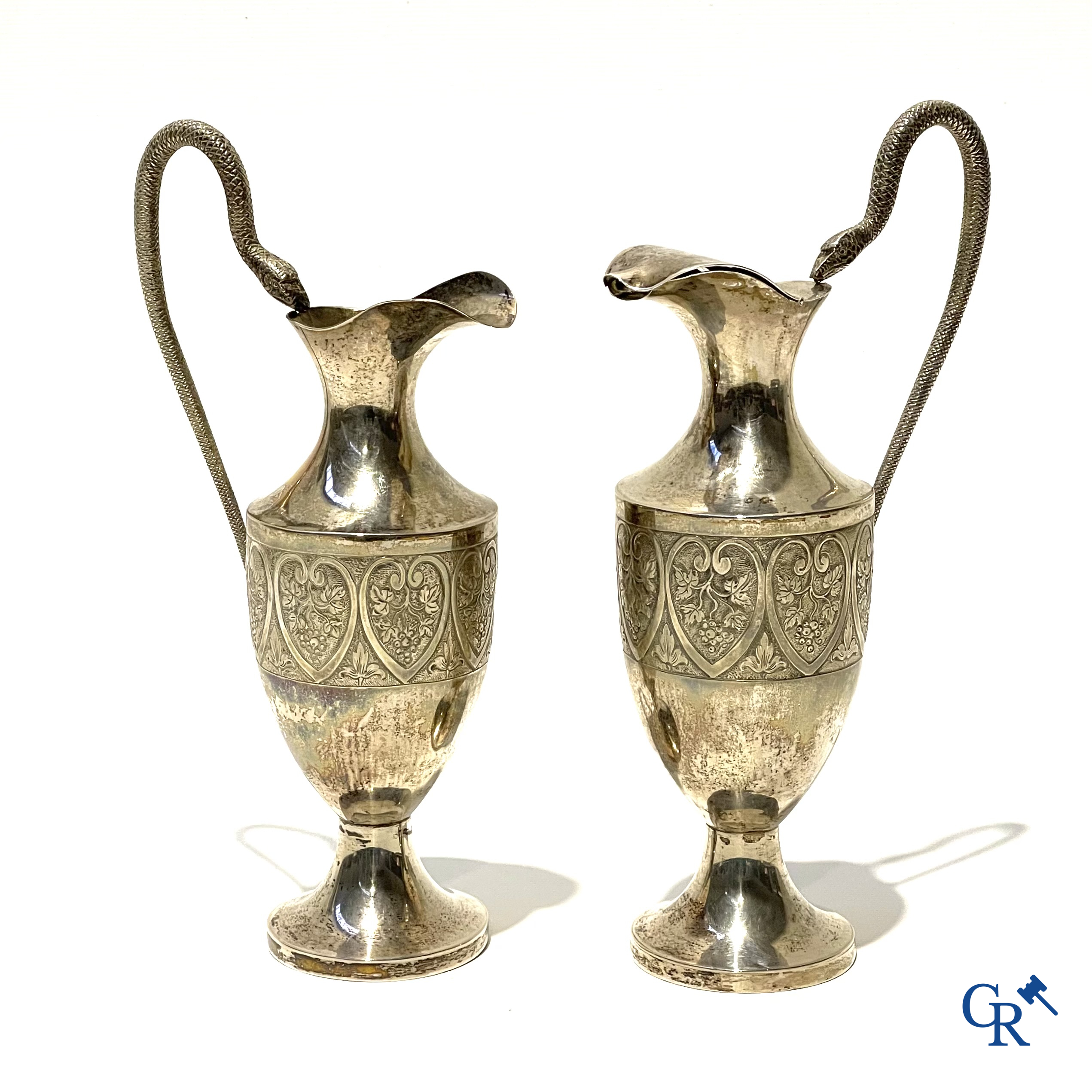 Zilver. Paar schenkkannen in zilver 800°/00 met handvaten in de vorm van slangen.