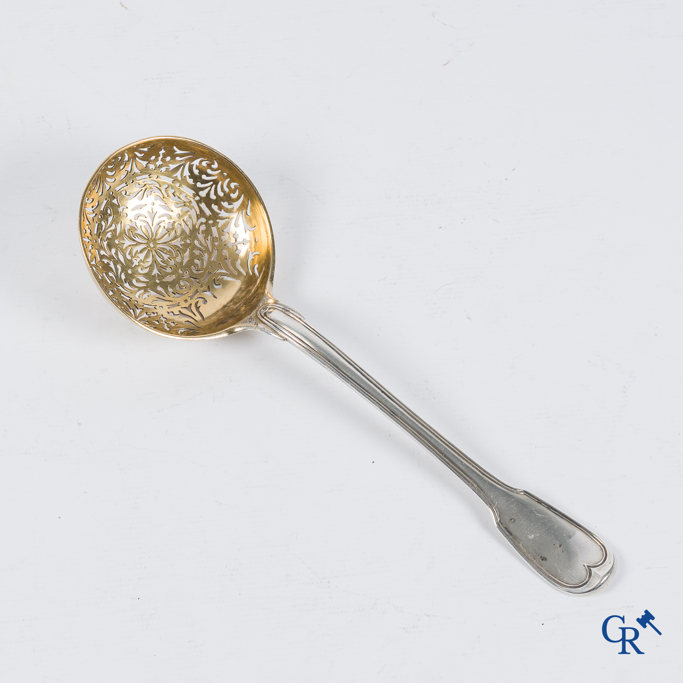 Zilver. Suikerstrooierlepel in zilver en vermeil. Frankrijk 18e eeuw.