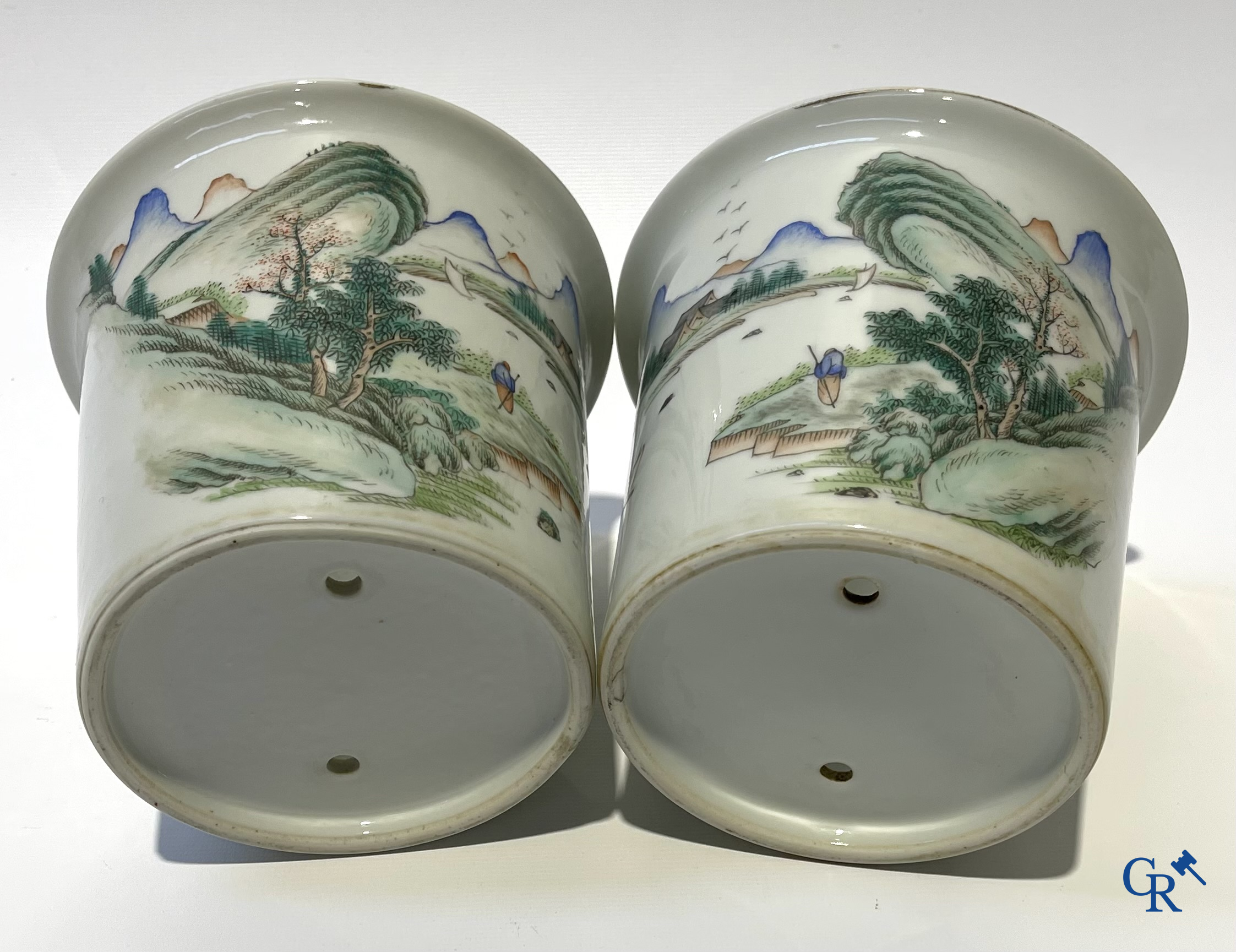 Asian Art. Chinese porcelain. A pair of jardinières with landscapes.