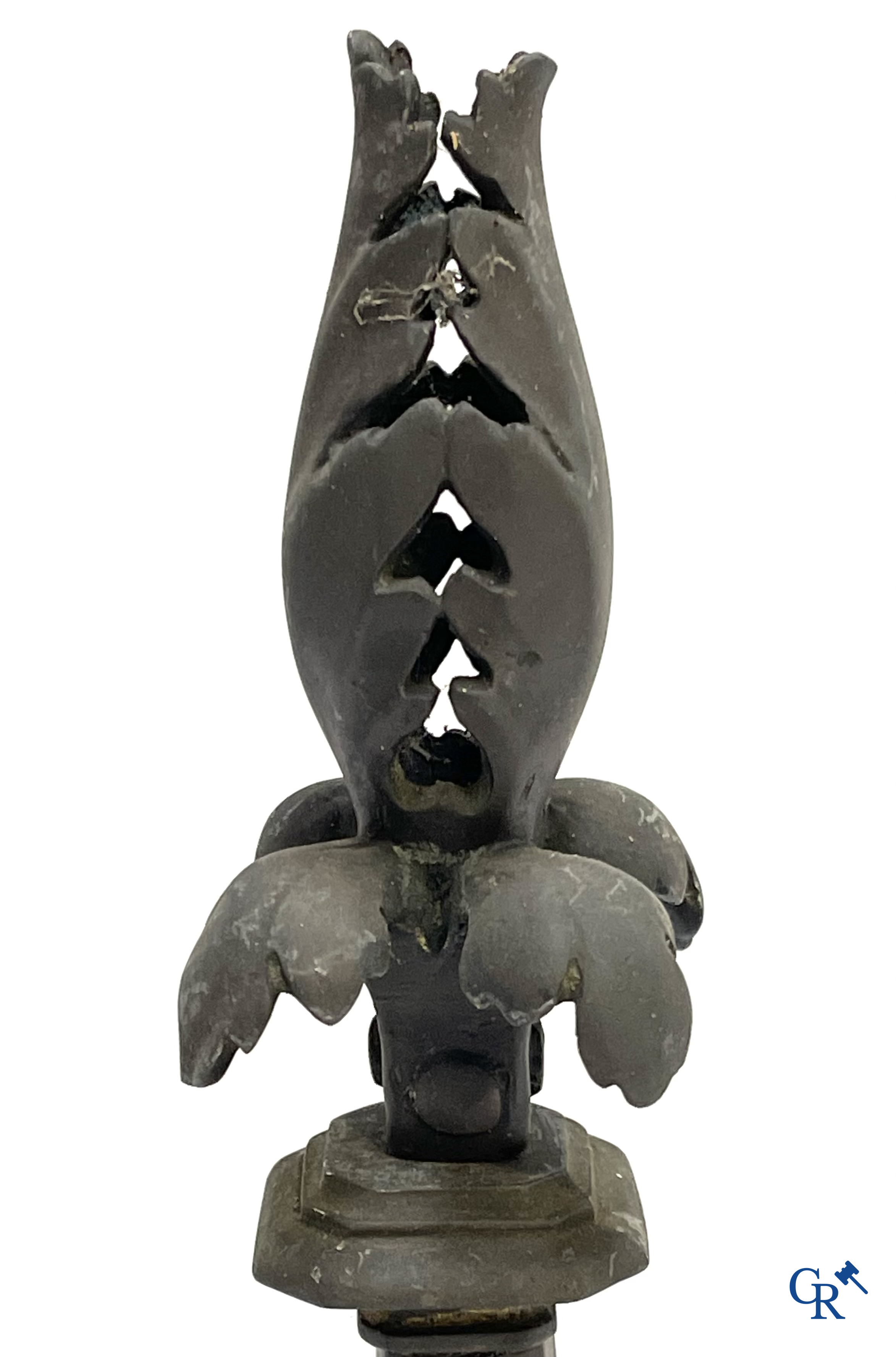 Paar bronzen haardstukken met leeuwen. 19e eeuw.