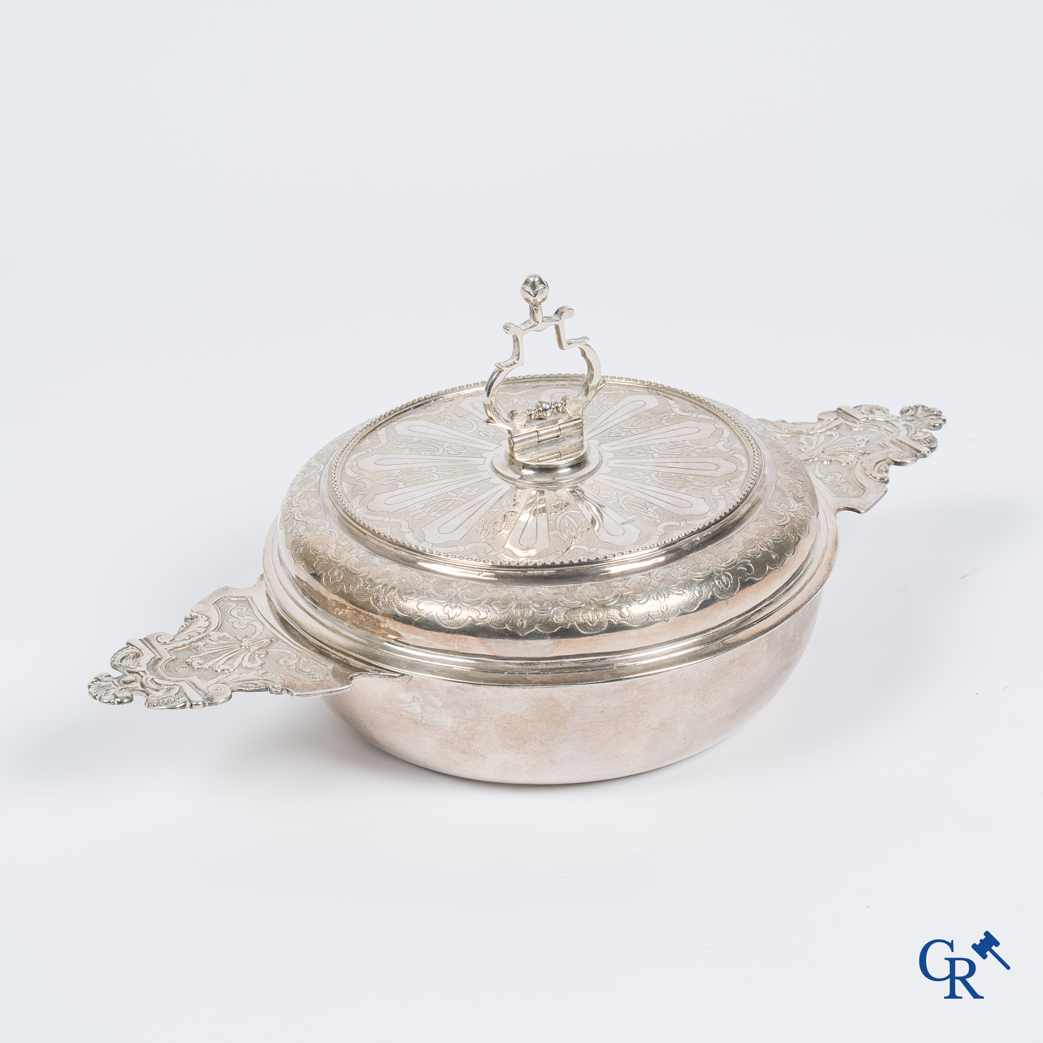 Zilver. Mechelen, 1ste helft 18e eeuw, circa 1720.  Ronde dekselschotel met 2 platte handvaten. Meestermerk met anker.