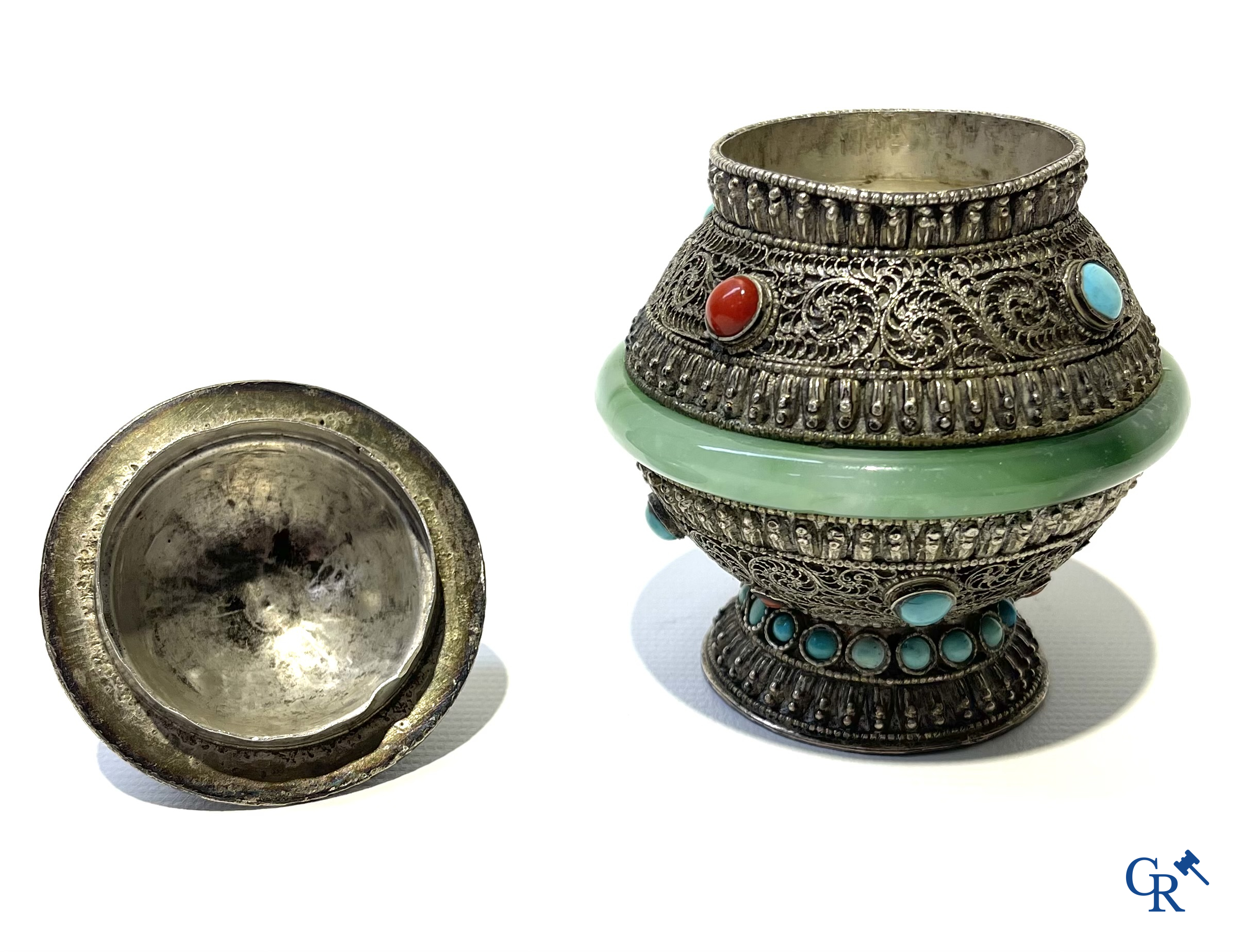 Aziatica. Een zilver, jade en filigraan dekselpot, 2 geëmailleerde filigraan Fo-honden en een bronzen boeddha.